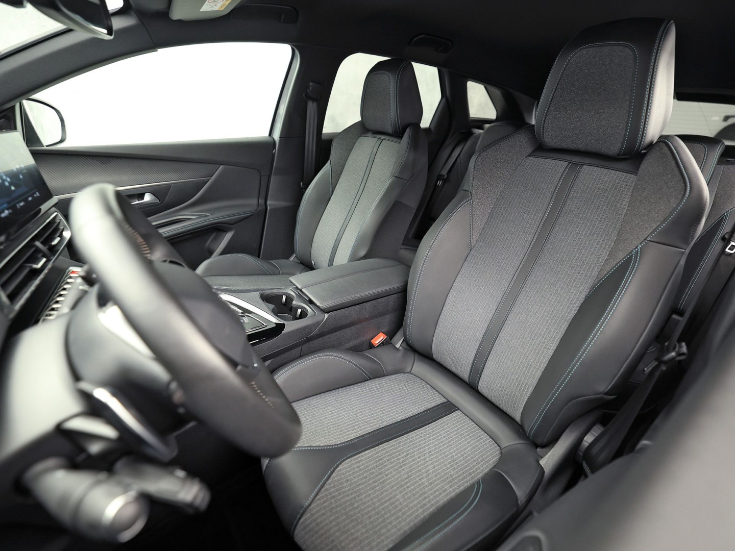 Peugeot 3008 1.6 HYbrid 225 Allure Sport 225Pk Automaat (APPLE CARPLAY, GROOT NAVI, KEYLESS, LEDER, 360 CAMERA, SPORTSTOELEN, ZWART HEMEL, GETINT GLAS, NIEUWSTAAT)