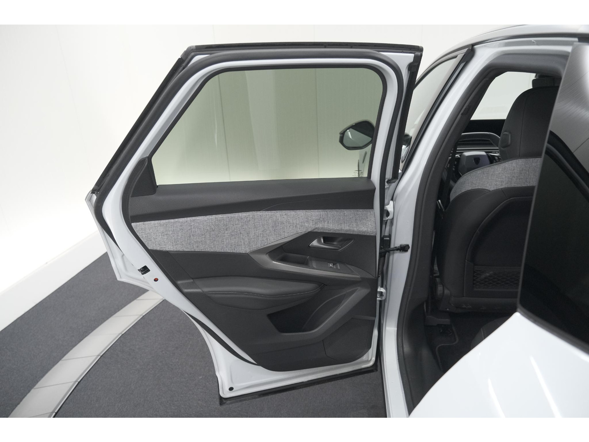 Peugeot 3008 1.2 Hybrid 145 GT | Camera | Adaptieve Cruise Control | Elektrische Kofferklep | Stuurwielverwarming