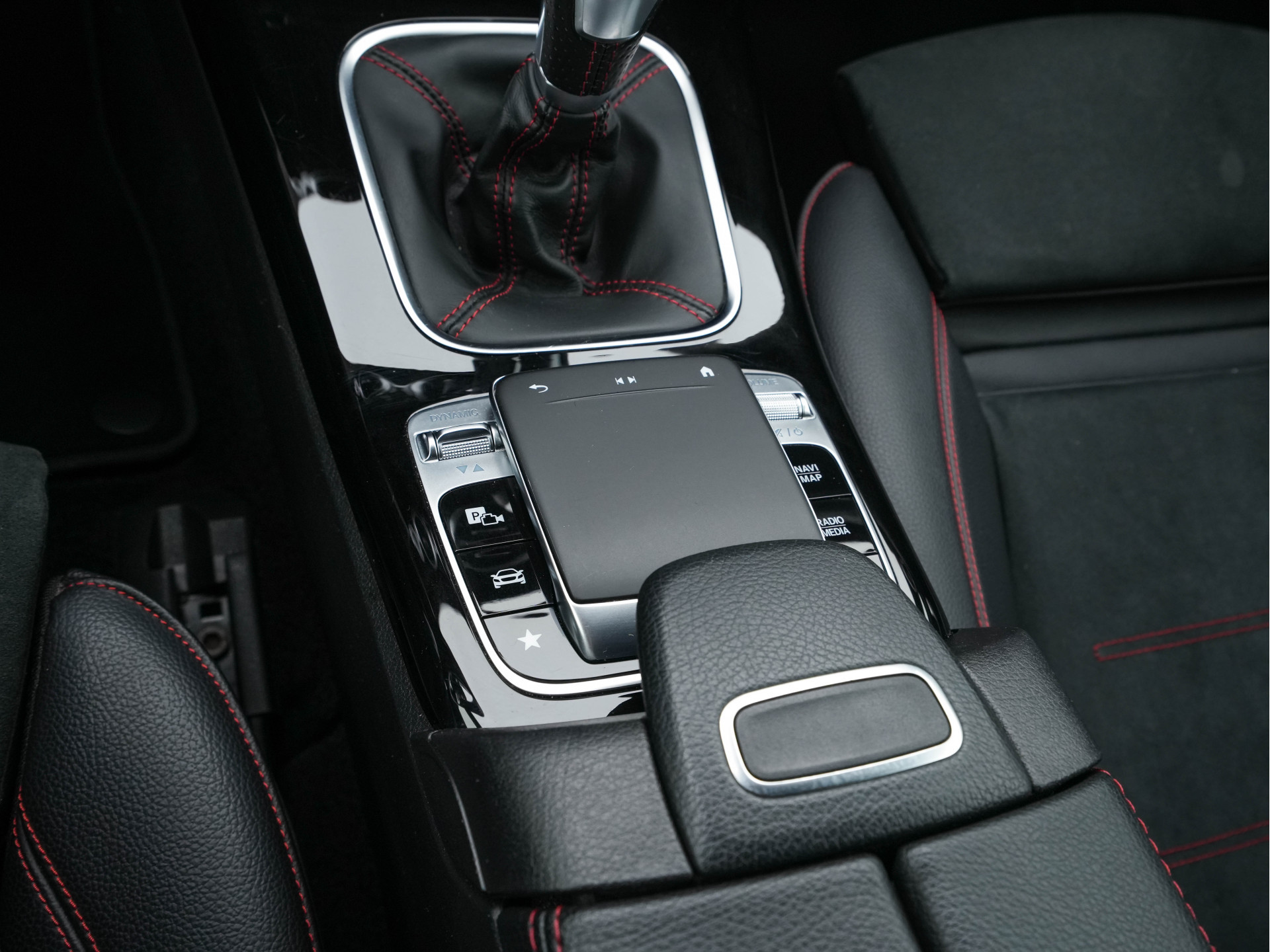 Mercedes-Benz A-klasse 180 AMG-Sport-Pack Business Solution *PANO | WIDESCREEN-DIGI-COCKPIT | FULL-LED | LEATHER-MICROFIBRE | CAMERA | ECC | PDC | CRUISE | HEATED-SPORTSEATS | PRIVACY-GLASS | 18"ALU*