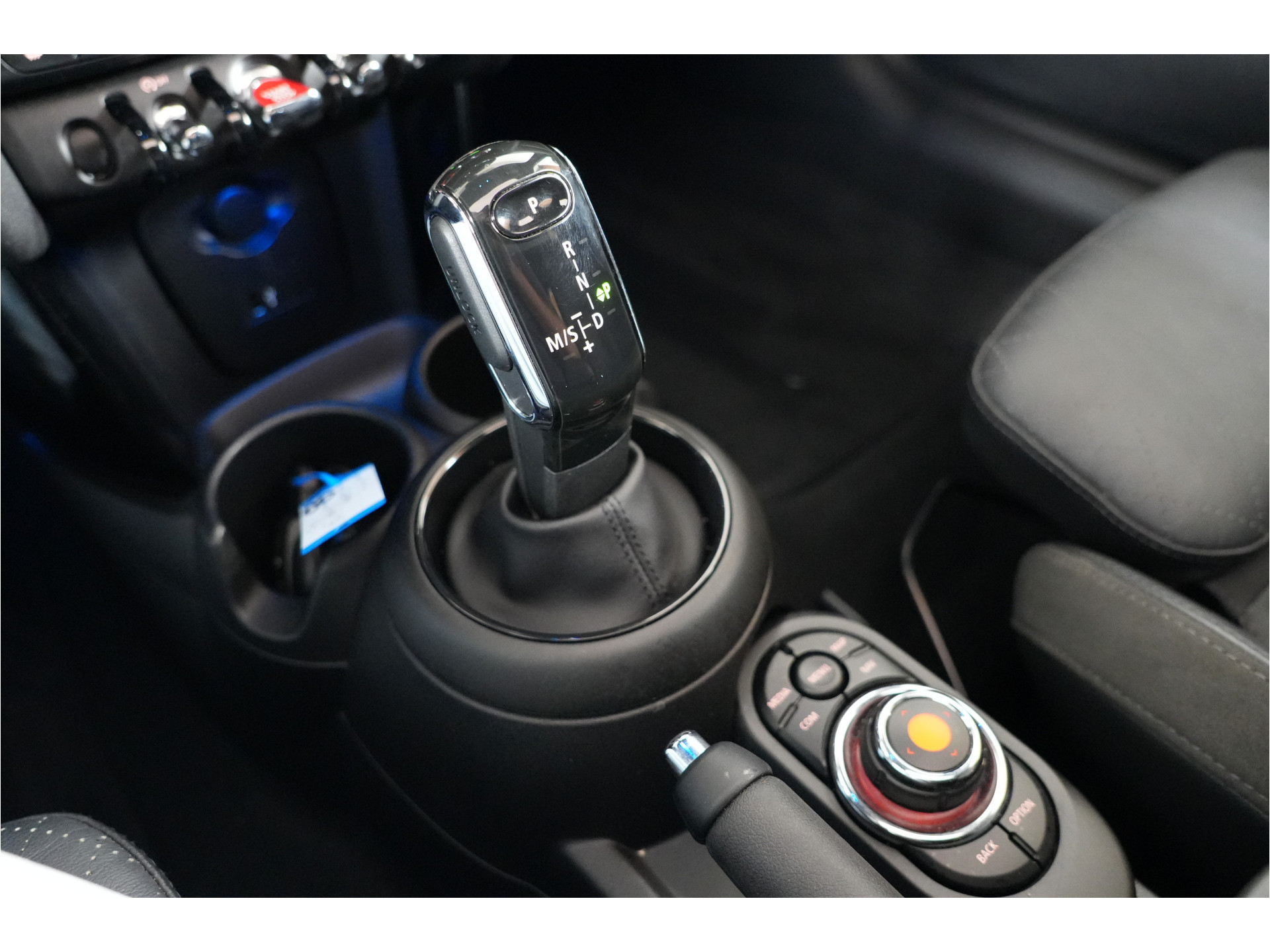 MINI 3-Deurs 1.5 Cooper Chili | Pano | Leder | Stl. verw. | PDC | Sportstoelen |