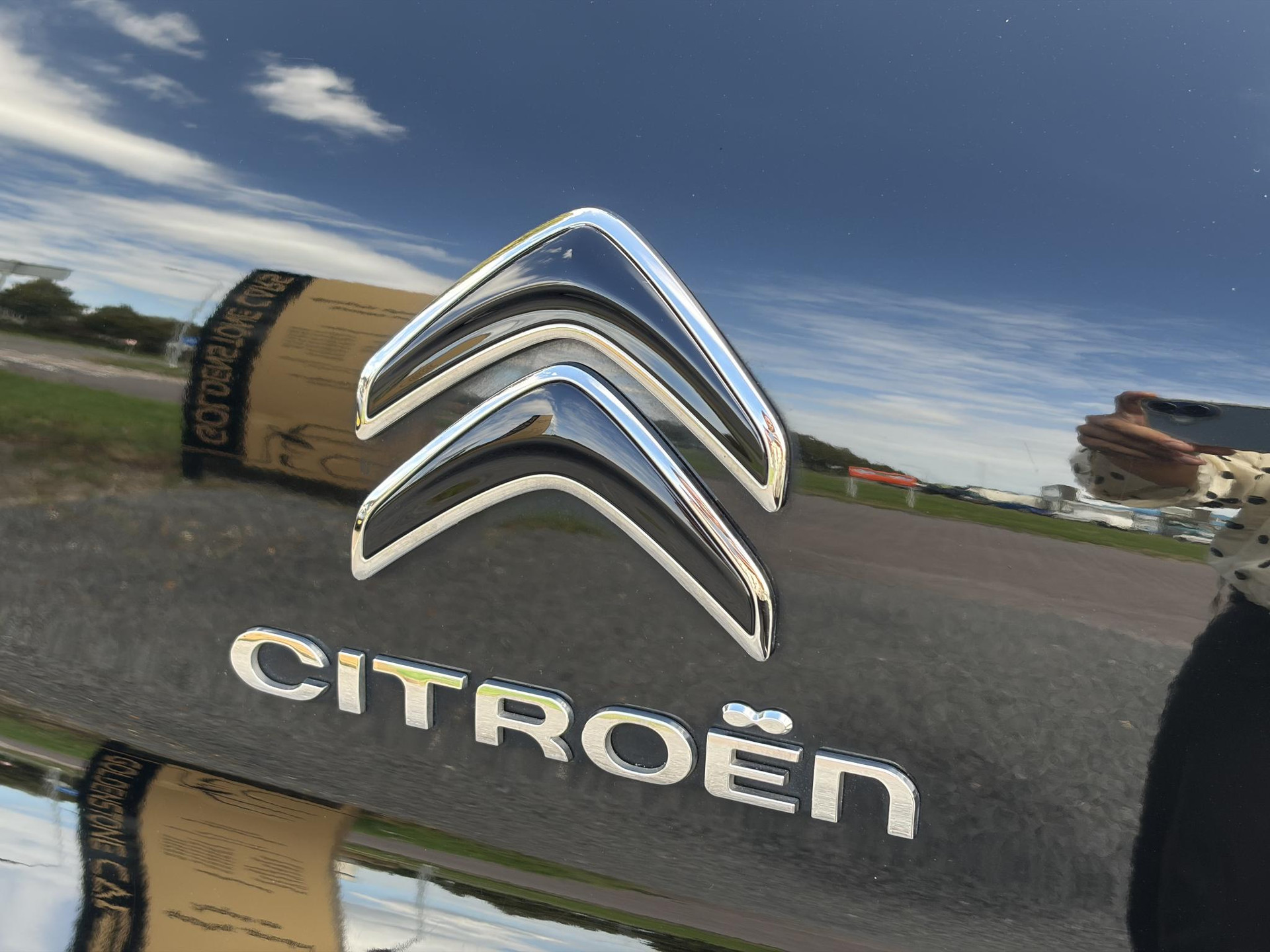 Citroen C3 1.2 PureTech Shine ✓Dealer Onderhouden✓2e Eigenaar✓Carplay✓Camera✓Navi✓Clima✓Cruise✓Pdc V+A✓Keyless✓Halfleder✓Trekhaak✓Rijstrooksensor✓Dodehoeksensor✓17'' Lm velgen✓N.A.P✓Nieuwe Apk bij Aflevering