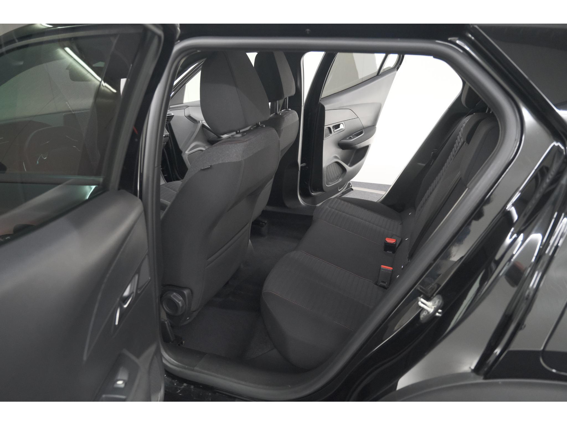 Peugeot 2008 PureTech 130 EAT8 Active Pack | Parkeersensoren | Apple CarPlay | Climate Control | Stoelverwarming