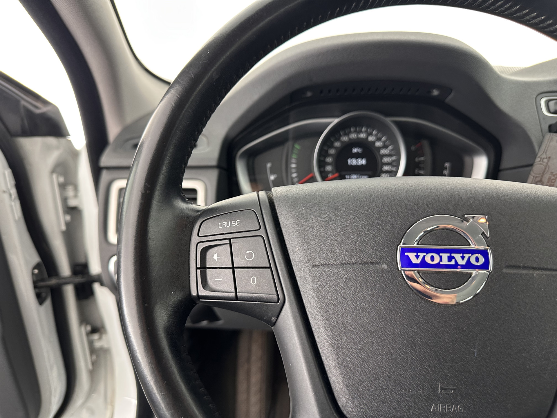 Volvo V70 1.6 D2 Kinetic Sport-Pack Aut. *NAVI-FULLMAP | COMFORT-SEATS | ECC | SIPS | PDC | CRUISE | PRIVACY-GLASS | TOWBAR | 17''ALU*