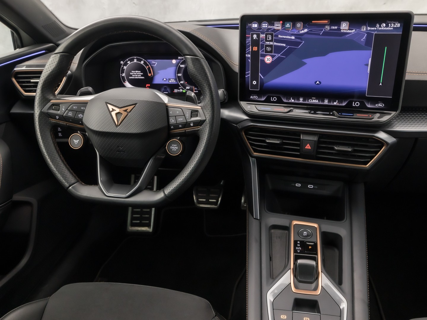 CUPRA Leon 1.5 TSI Sport 150Pk Automaat (APPLE CARPLAY, GROOT NAVI, KUIPSTOELEN, SENNHEISER AUDIO, CAMERA, STUUR/STOELVERWARMING, GETINT GLAS, NIEUWSTAAT)