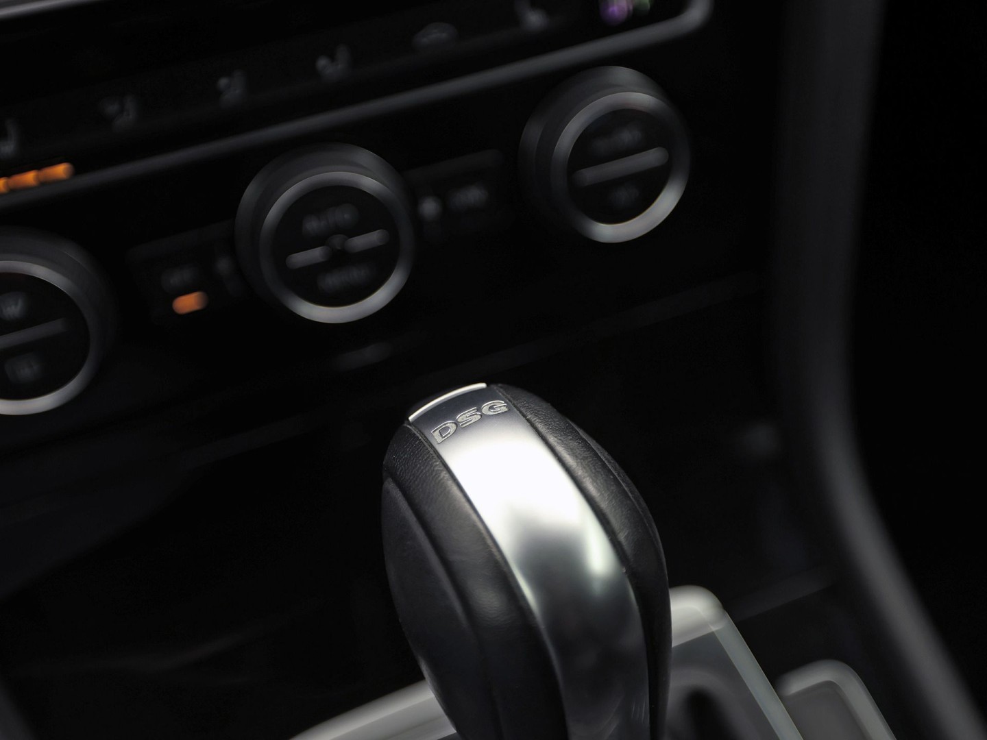 Volkswagen Golf Variant 1.5 TSI Highline 150Pk Automaat (VIRTUAL COCKPIT, APPLE CARPLAY, ALCANTARA, CAMERA, TREKHAAK, SPORTSTOELEN, GETINT GLAS, ADAPTIVE CRUISE, TREKHAAK, NIEUWSTAAT)
