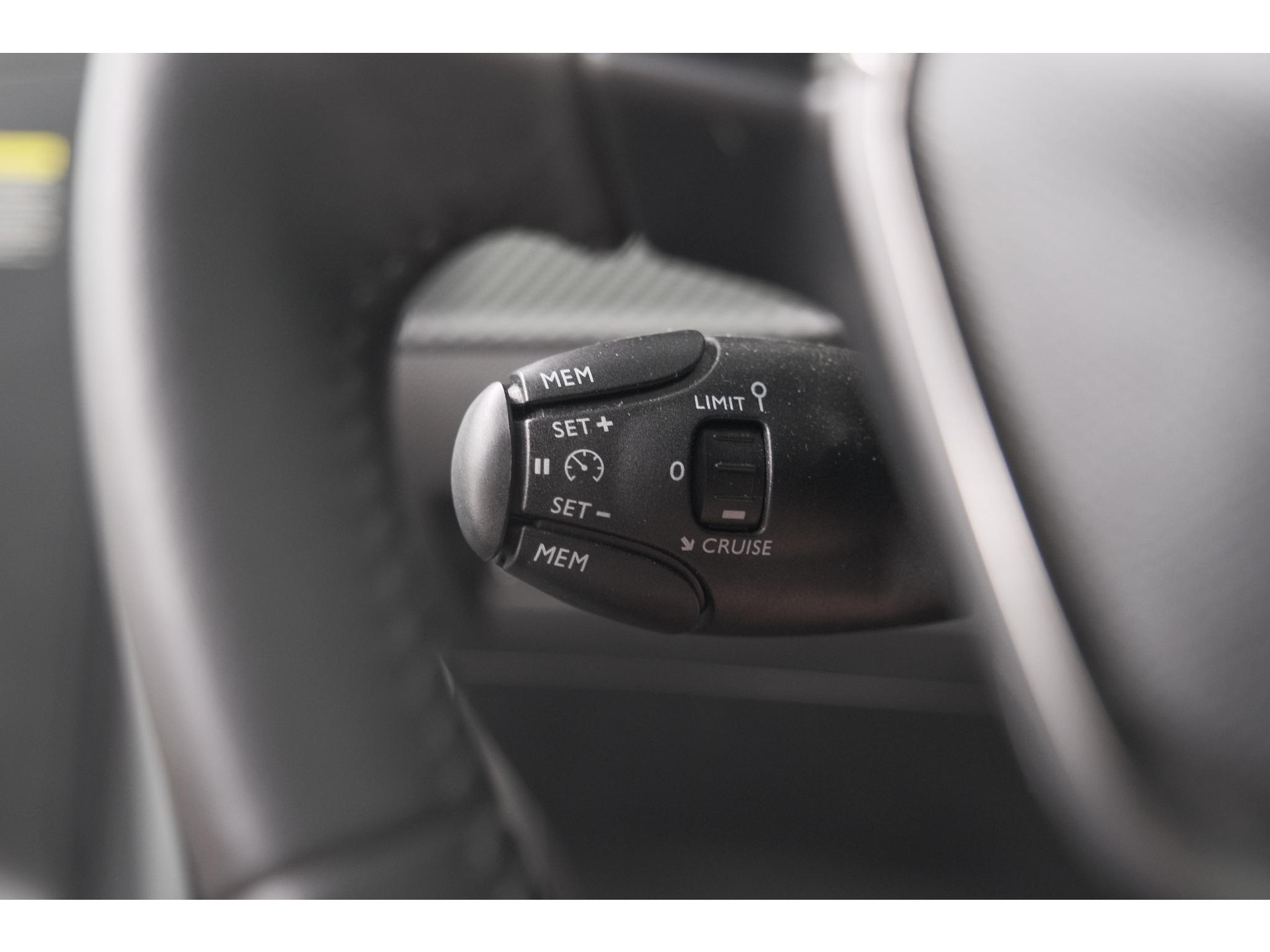 Peugeot 208 1.2 Hybrid 110 e-DCS6 Allure | Climate Control | Apple Carplay | Parkeersensoren