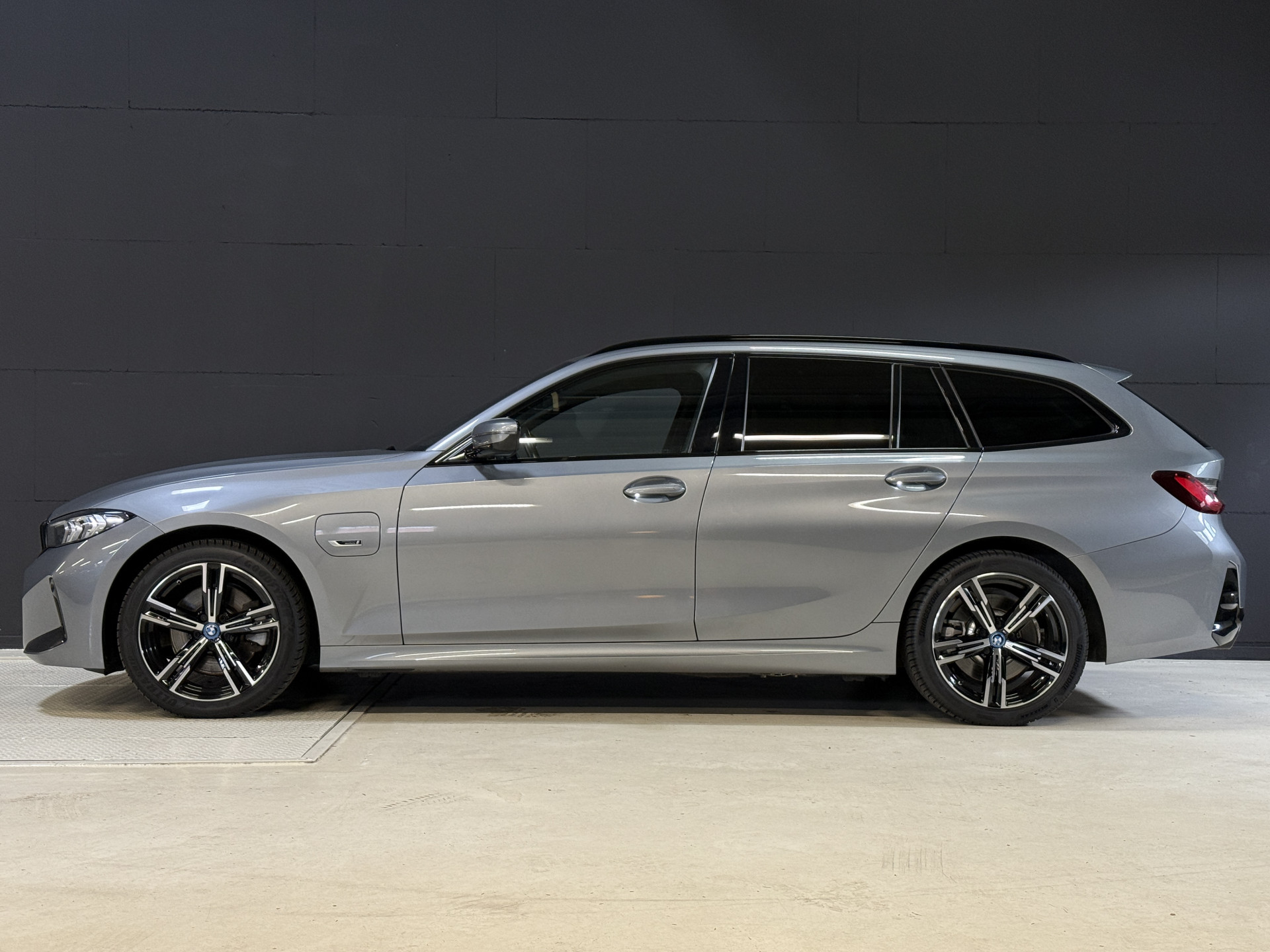 BMW 3-serie Touring 330e | M-Sport | Facelift | Lederen sportstoelen | Harman/Kardon | Sfeerverlichting | Full LED