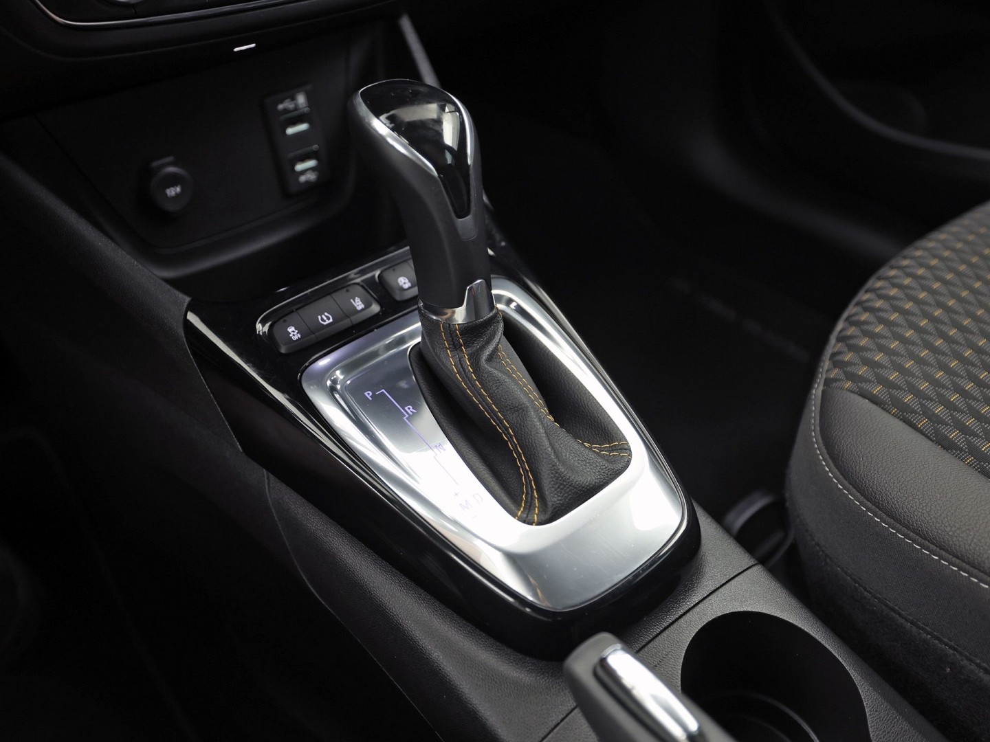 Opel Crossland X 1.2 Turbo Innovation Sport Automaat (APPLE CARPLAY, GROOT NAVI, CLIMATE, STUUR/STOELVERWARMING, SPORTSTOELEN, LEDER, GETINT GLAS, PARKEERSENSOREN, NIEUWSTAAT)