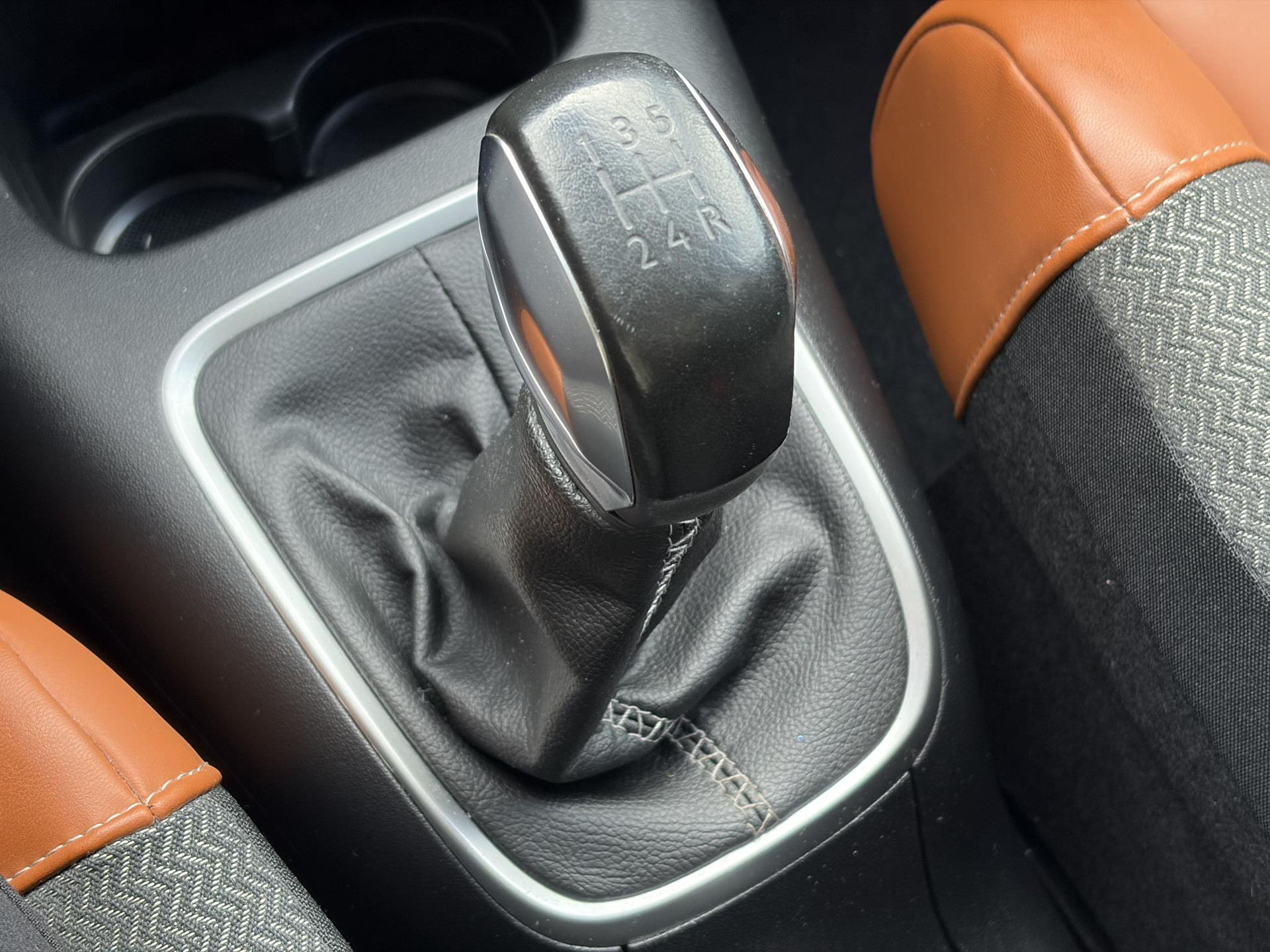 Citroen C3 1.2 PureTech Shine ✓Dealer Onderhouden✓2e Eigenaar✓Carplay✓Camera✓Navi✓Clima✓Cruise✓Pdc V+A✓Keyless✓Halfleder✓Trekhaak✓Rijstrooksensor✓Dodehoeksensor✓17'' Lm velgen✓N.A.P✓Nieuwe Apk bij Aflevering