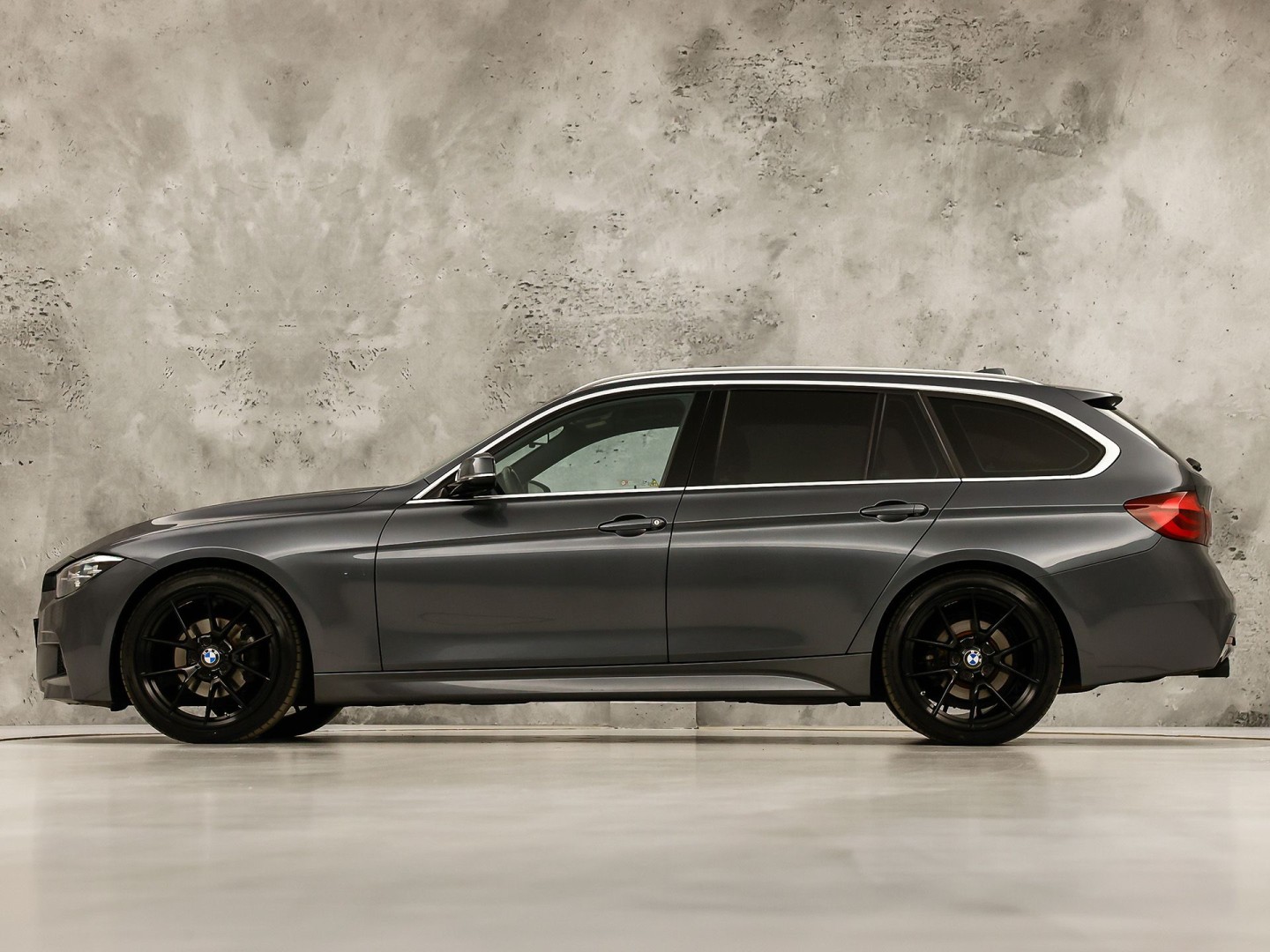 BMW 3 Serie 318i M Sport Automaat (PANORAMADAK, M PAKKET, GROOT NAVI, COGNAC LEDER, STOELVERWARMING, SPORTSTOELEN, VIRTUAL COCKPIT, PARKEERSENSOREN, GETINT GLAS, NIEUWSTAAT)