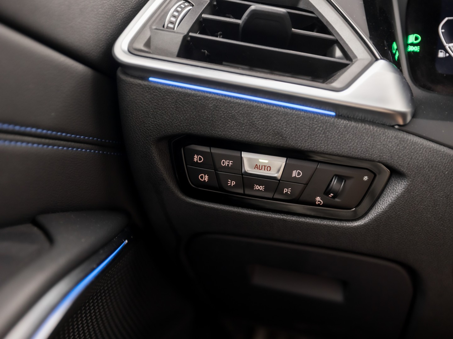 BMW 3 Serie 330e M Sport High Executive 292Pk Automaat (PANORAMADAK, M PAKKET, APPLE CARPLAY, CAMERA, LEDER/ALCANTARA, SFEERVERLICHTING, GETINT GLAS, ELEK ACHTERKLEP, STOELVERWARMING, NIEUWSTAAT)