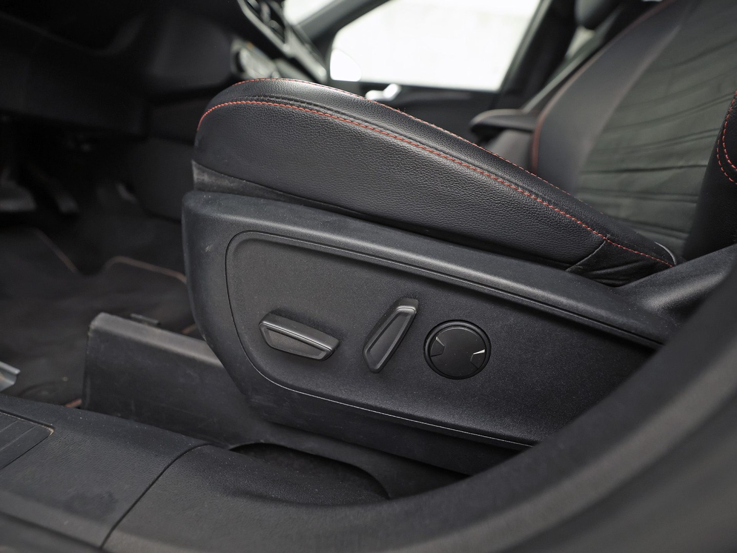Ford Kuga 2.5 PHEV ST-Line X 225Pk Automaat (VIRTUAL COCKPIT, BANG&OLUFSEN, APPLE CARPLAY, ELEK SPORTSTOELEN, LEDER/ALCANTARA, CAMERA, ELEK ACHTERKLEP, KEYLESS, NIEUWSTAAT)
