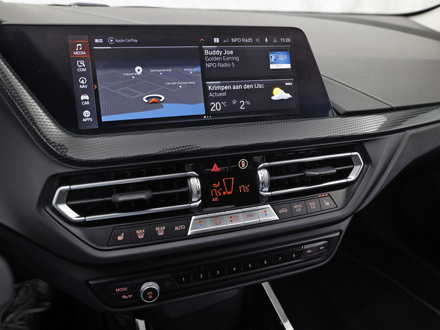 BMW 1 Serie 118i Sport Automaat (APPLE CARPLAY, DEALER ONDERHOUDEN, GROOT NAVI, CAMERA, STUUR/STOELVERWARMING, SPORTSTOELEN, TREKHAAK, GETINT GLAS, ELEK ACHTERKLEP, NIEUWSTAAT)