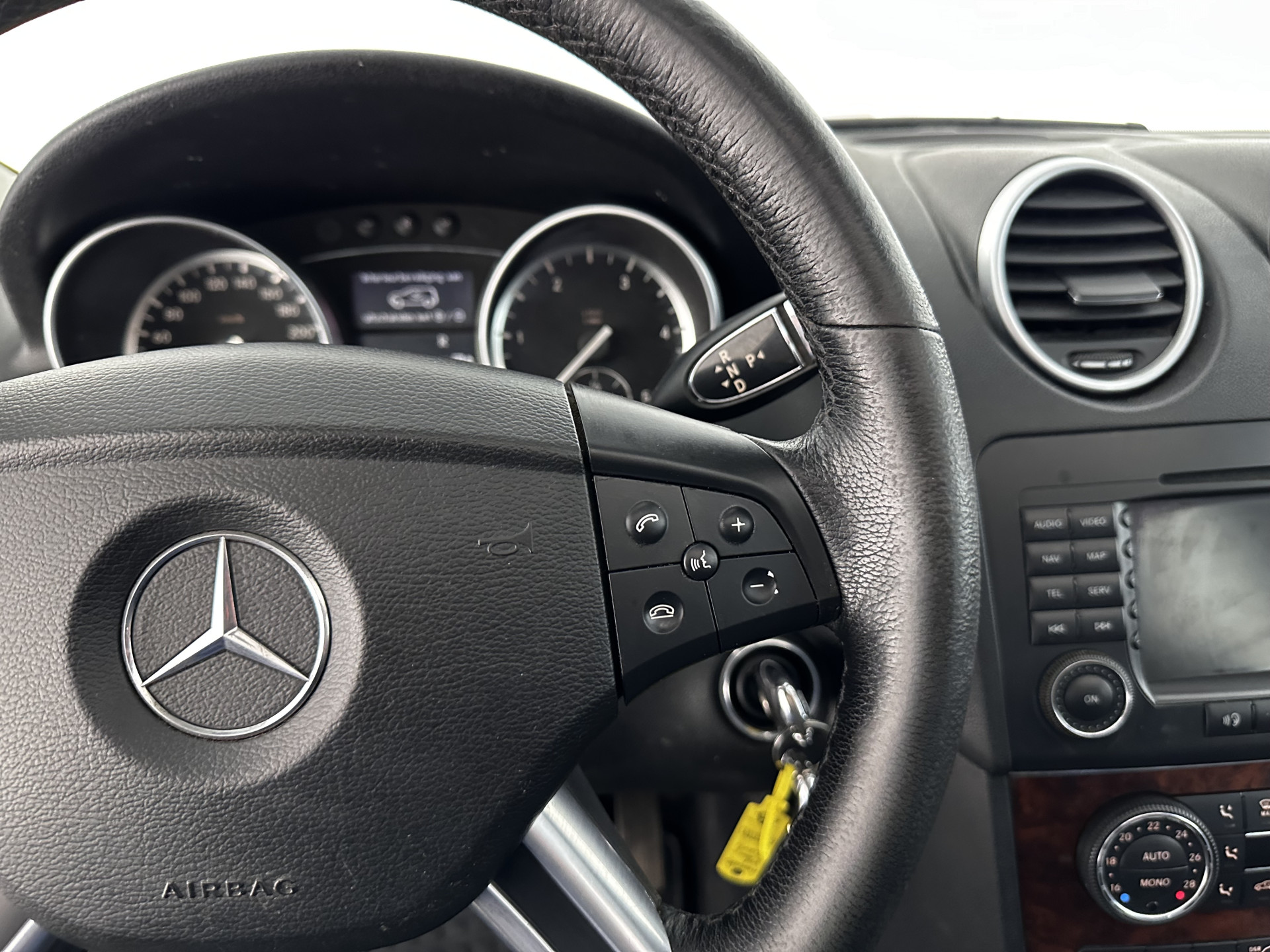 Mercedes-Benz M-klasse ML 420 CDI (⚠️) Aut. *PANO | LEATHER | BI-XENON | NAVI-FULLMAP | KEYLESS | AIRMATIC | CAMERA | TOWBAR | CRUISE | HARMAN/KARDON-AUDIO| MEMORY-PACK | HEATED-COMFORT-SEATS | 19"ALU*