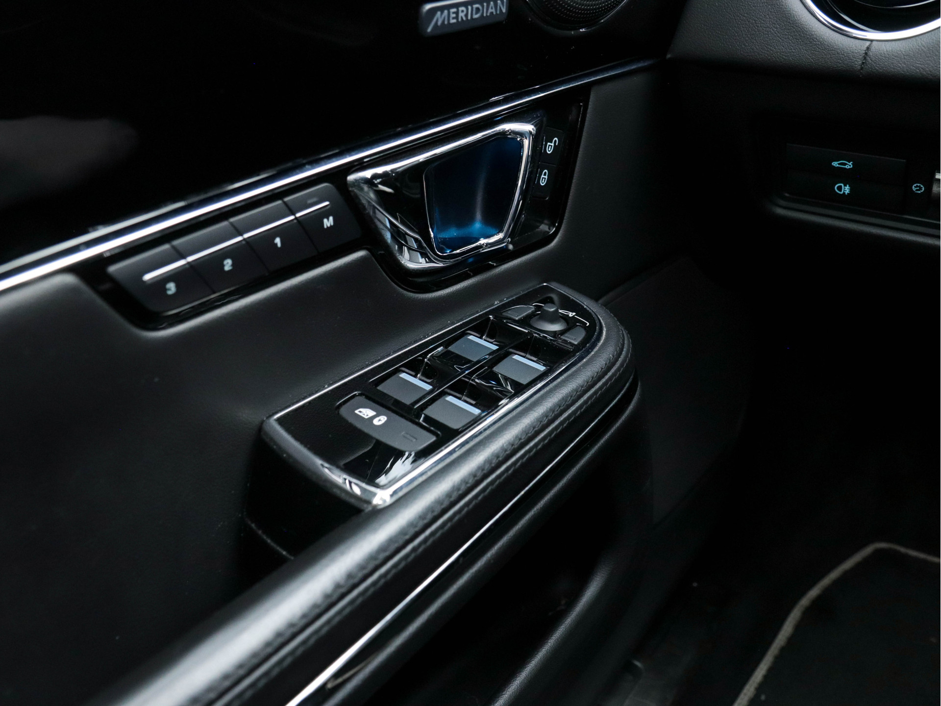 Jaguar XJ 3.0 V6D Portfolio Long (INCL-BTW) Aut. *PANO | LEATHER  | BI-XENON | MERIDIAN-AUDIO | MEMORY-PACK | KEYLESS | CAMERA | ECC | HEATED-COMFORTSEATS | PDC | NAVI-FULLMAP | SHIFT-PADDLES | CRUISE | 19"ALU*