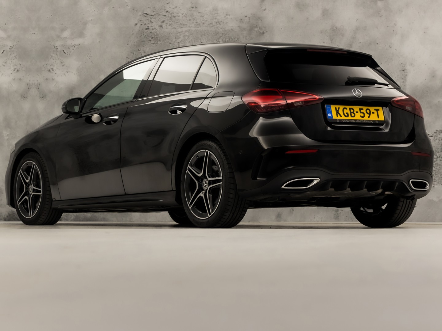 Mercedes-Benz A-Klasse 180 AMG Line Automaat (FABRIEKSGARANTIE, APPLE CARPLAY, GROOT NAVI, SFEERVERLICHTING, CAMERA, KUIPSTOELEN, STOELVERWARMING, GETINT GLAS, NIEUWSTAAT)
