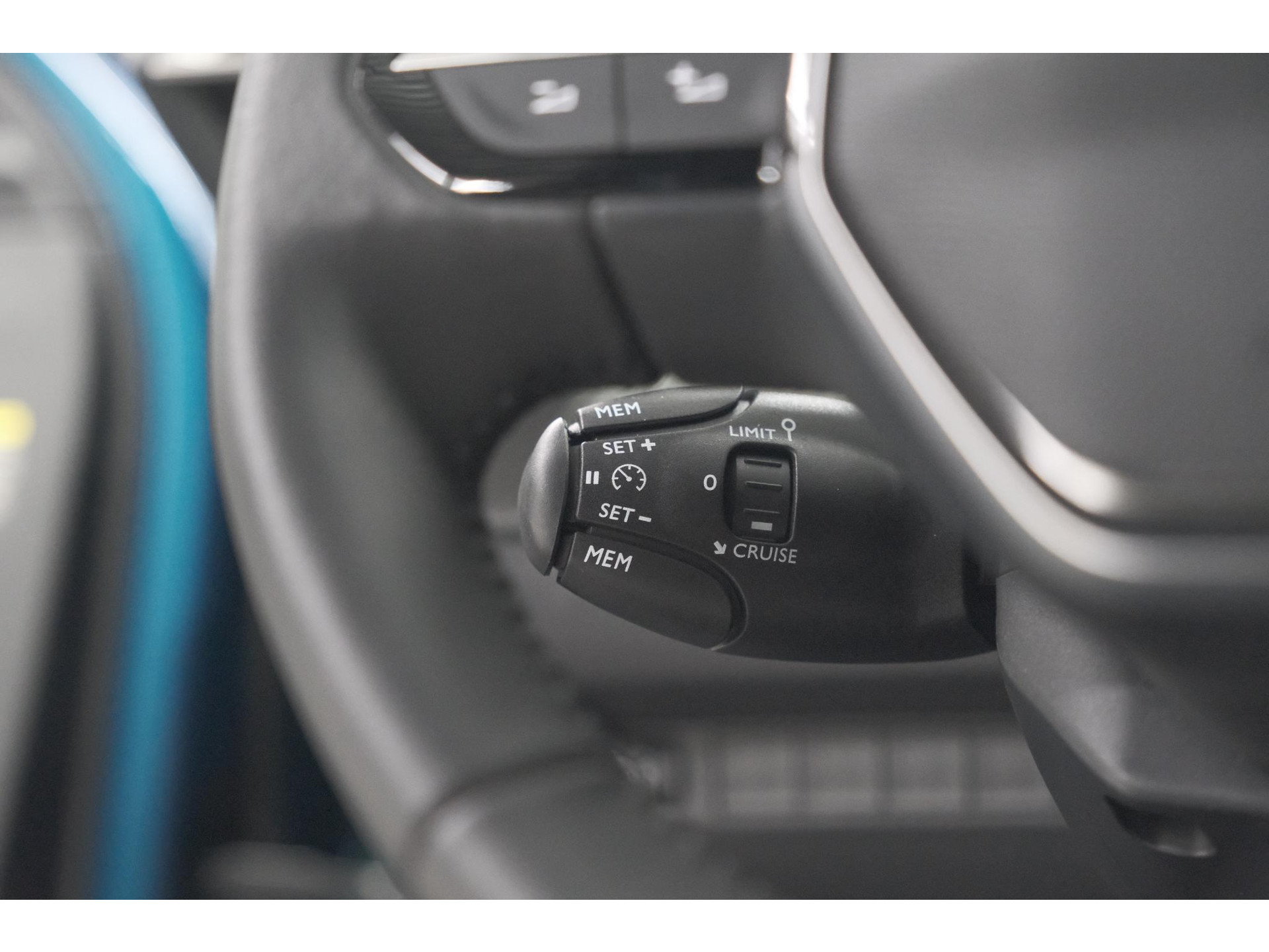 Peugeot e-2008 EV Allure Avantage 54 kWh | SOH 97,8% | 11 KW Lader | Apple Carplay | Parkeersensoren