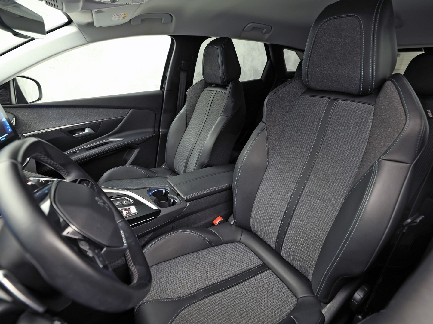 Peugeot 3008 1.6 HYbrid 225 Allure Blacksport 225Pk Automaat (APPLE CARPLAY, SOH 94,7%, BLACK PACK, GROOT NAVI, 360 CAMERA, SPORTSTOELEN, KEYLESS, LANE ASSIST, NIEUWE APK, NIEUWSTAAT)