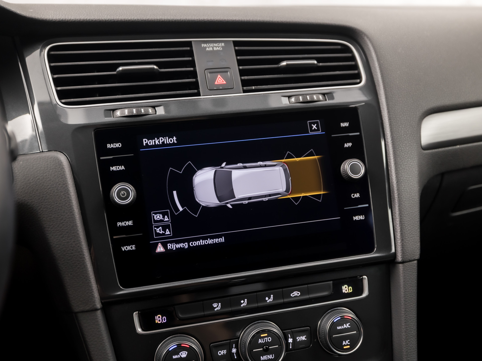 Volkswagen Golf Variant 1.0 TSI Sportline 116Pk Automaat (GROOT NAVI, APPLE CARPLAY, CLIMATE, ADAPTIVE CRUISE, PARKEERSENSOREN, LM VELGEN, NIEUWE APK, NIEUWSTAAT)