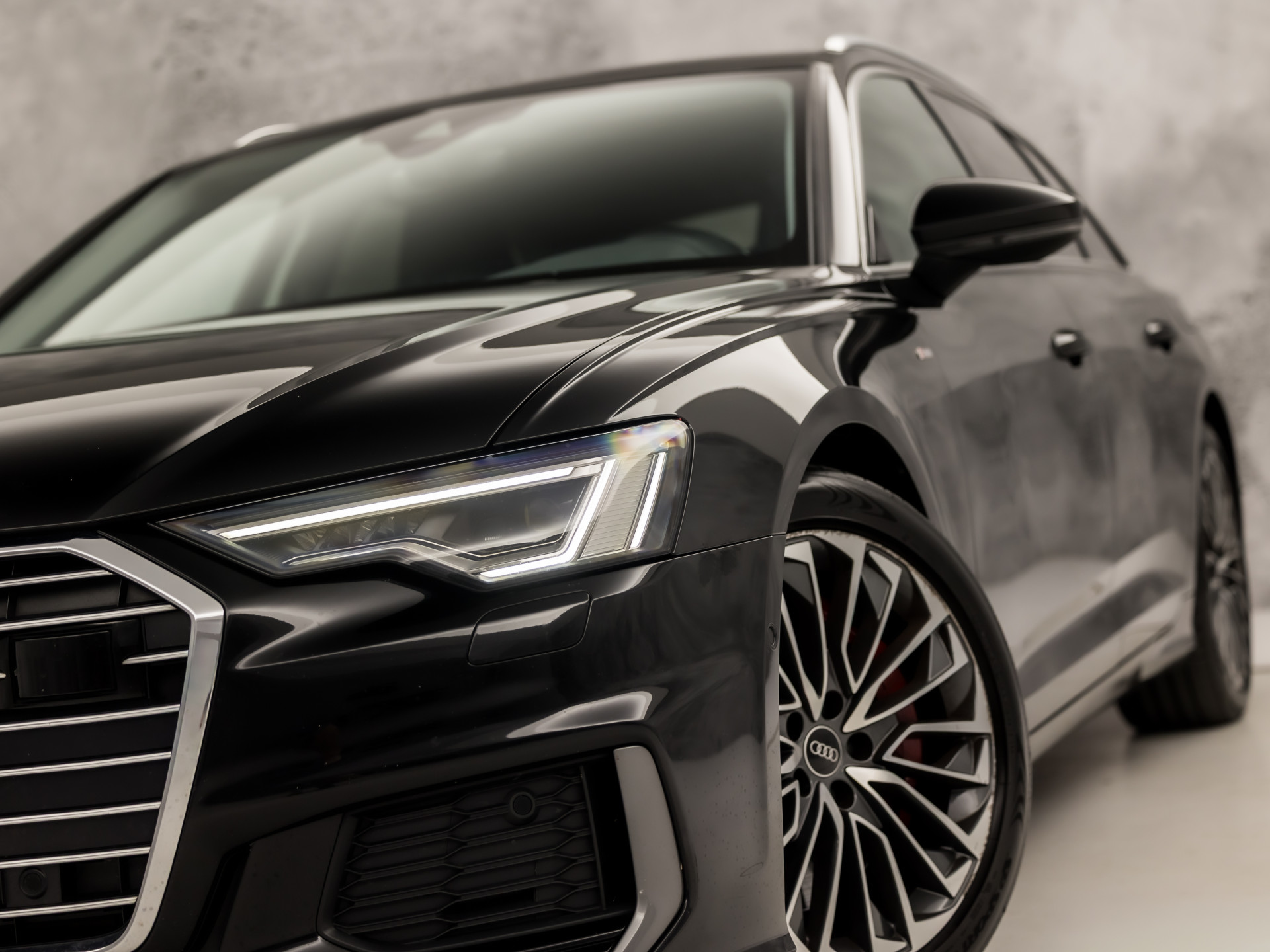Audi A6 Avant 55 TFSI e quattro S-Line Competition 368Pk Automaat (2X S-LINE, APPLE CARPLAY, SPORTZETELS, NAPPA LEDER, MEMORY SEATS, CAMERA, ADAPTIVE CRUISE, ELEK ACHTERKLEP, STOELVERWARMING ACHTER, NIEUWSTAAT)
