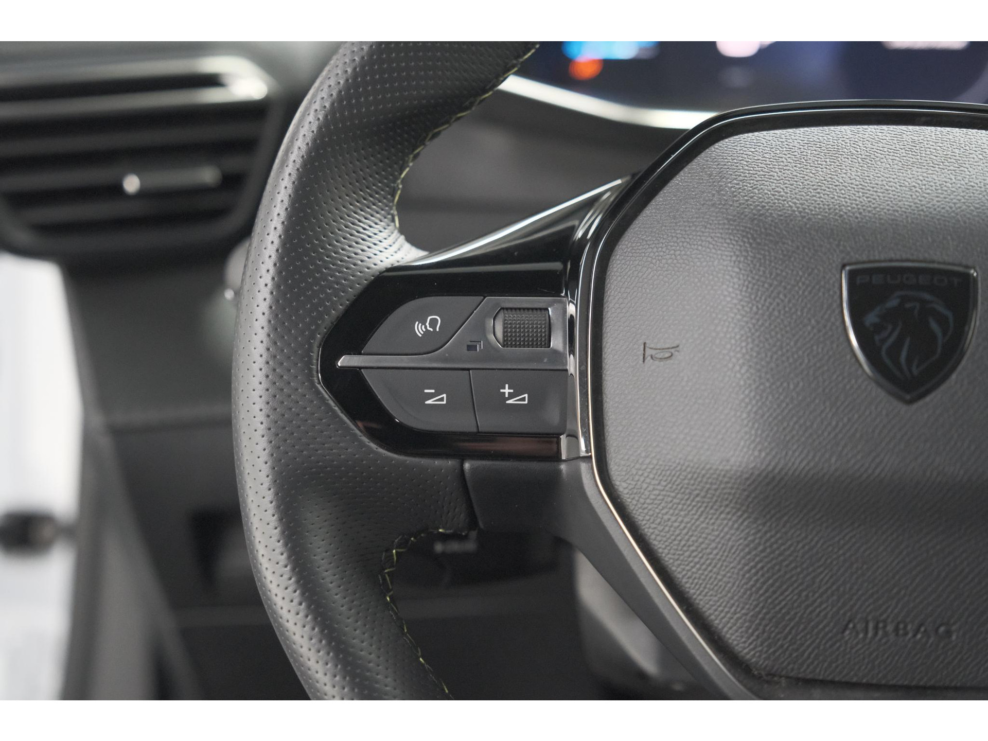 Peugeot e-2008 EV GT 50 kWh | 11 KW Laadfunctie | 360 Camera | Dodehoekdetectie | Apple Carplay