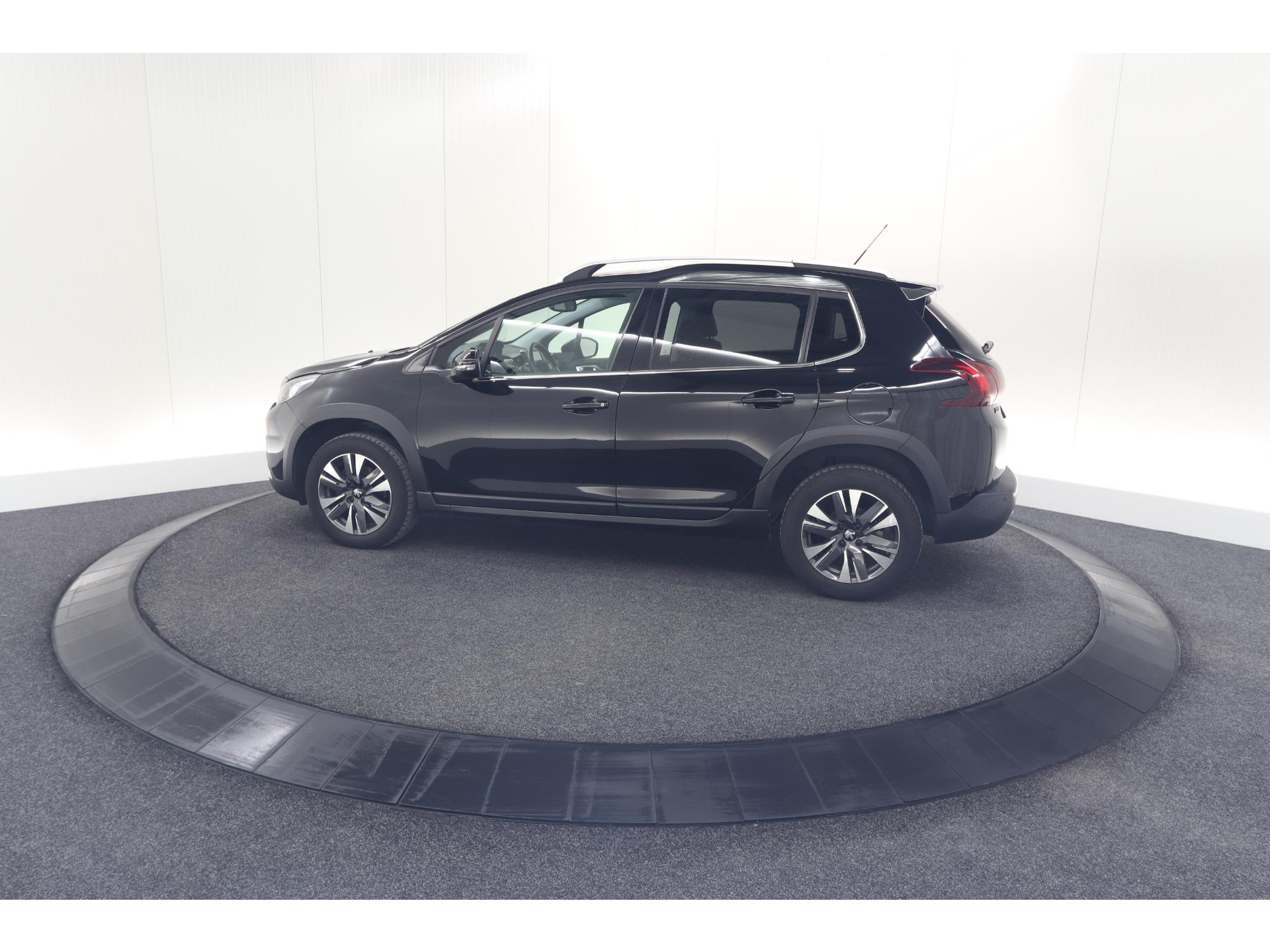 Peugeot 2008 PureTech 110 Allure | Panoramadak | Navigatie | Camera | Parkeersensoren