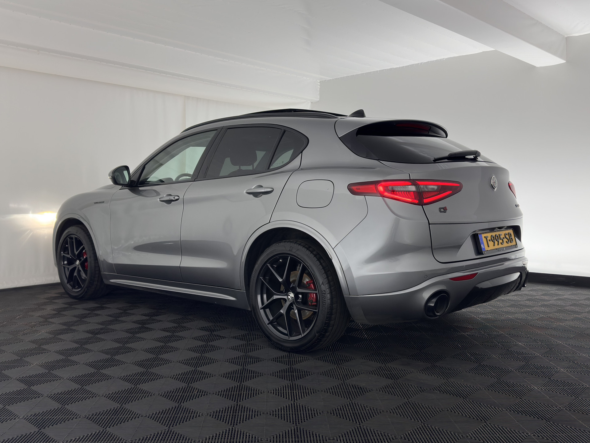 Alfa Romeo Stelvio 2.0 T Veloce AWD B-Tech Business Edition Aut. *PANO | LEATHER | XENON | ADAPTIVE-CRUISE | MEMORY-PACK | BLIND-SPOT | HEATED-SPORTSEATS | CAMERA | DAB+ | KEYLESS | SHIFT-PADDLES | PRIVACY-GLASS | NAVI-FULLMAP | TOWBAR | 20''