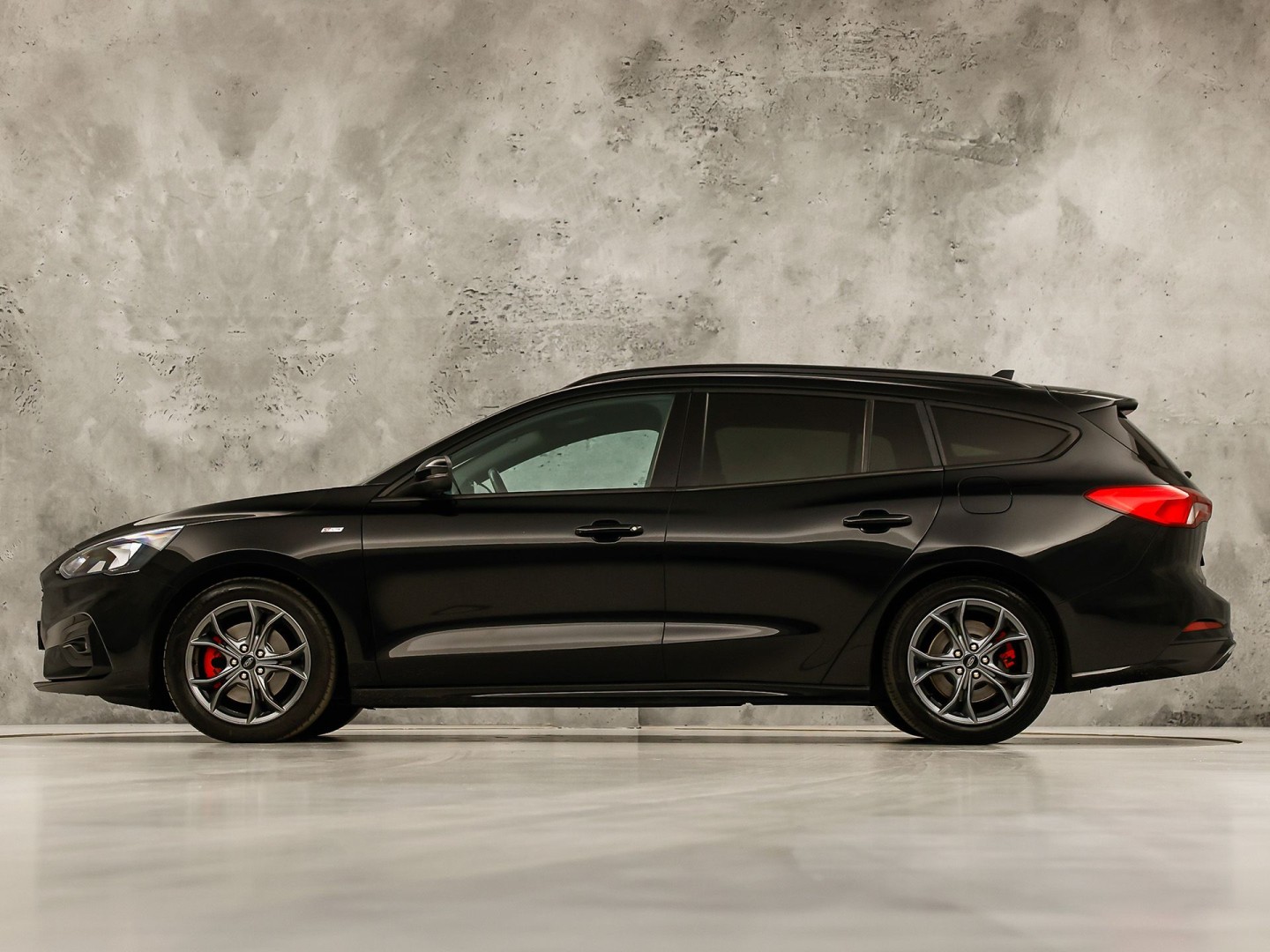 Ford Focus Wagon 1.0 EcoBoost ST Line (APPLE CARPLAY, GROOT NAVI, STUUR/STOELVERWARMING, KEYLESS, GETINT GLAS, SPORTSTOELEN, CRUISE, PARKEERSENSOREN, NIEUWSTAAT)
