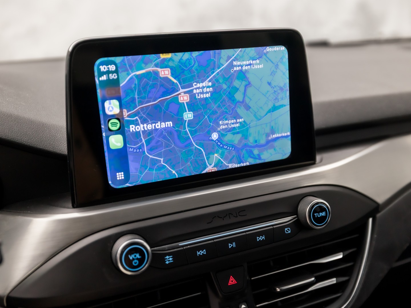 Ford Focus Wagon 1.0 EcoBoost Titanium Sport (APPLE CARPLAY, GROOT NAVI, STUUR/STOELVERWARMING, KEYLESS, SPORTSTOELEN, GETINT GLAS, LM VELGEN, CRUISE, NIEUWSTAAT)