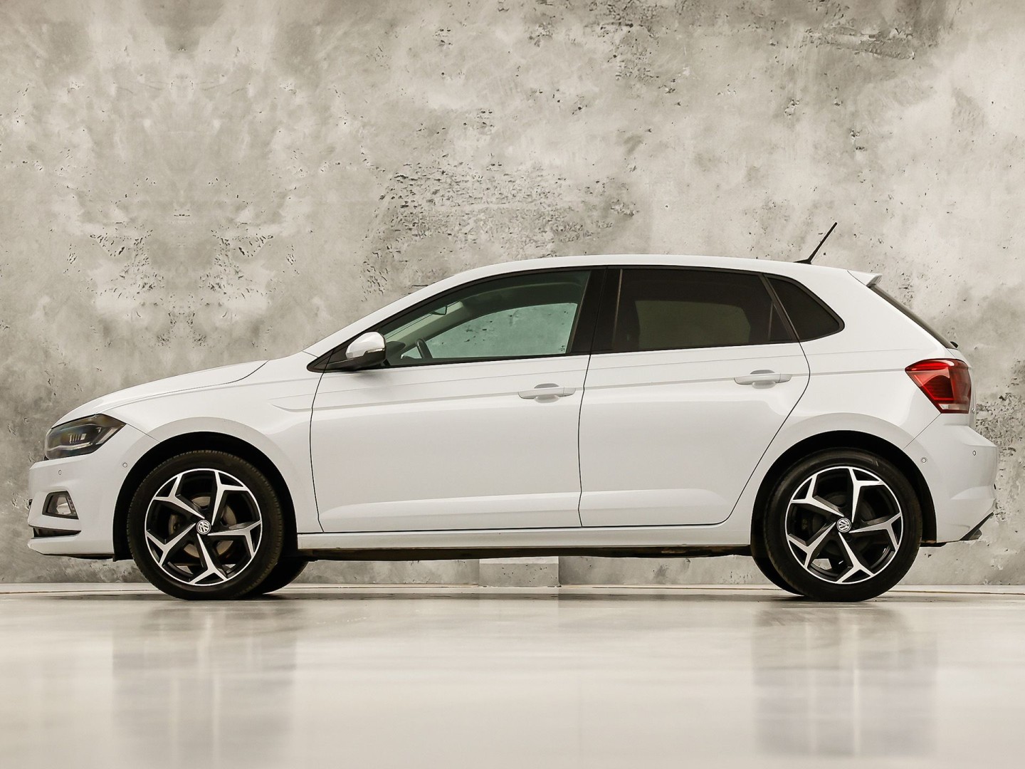 Volkswagen Polo 1.0 TSI Sportline Automaat (VIRTUAL COCKPIT, APPLE CARPLAY, GROOT NAVI, CLIMATE, CAMERA, STOELVERWARMING, SPORTSTOELEN, GETINT GLAS, KEYLESS START, ADAPTIVE CRUISE, NIEUWSTAAT)