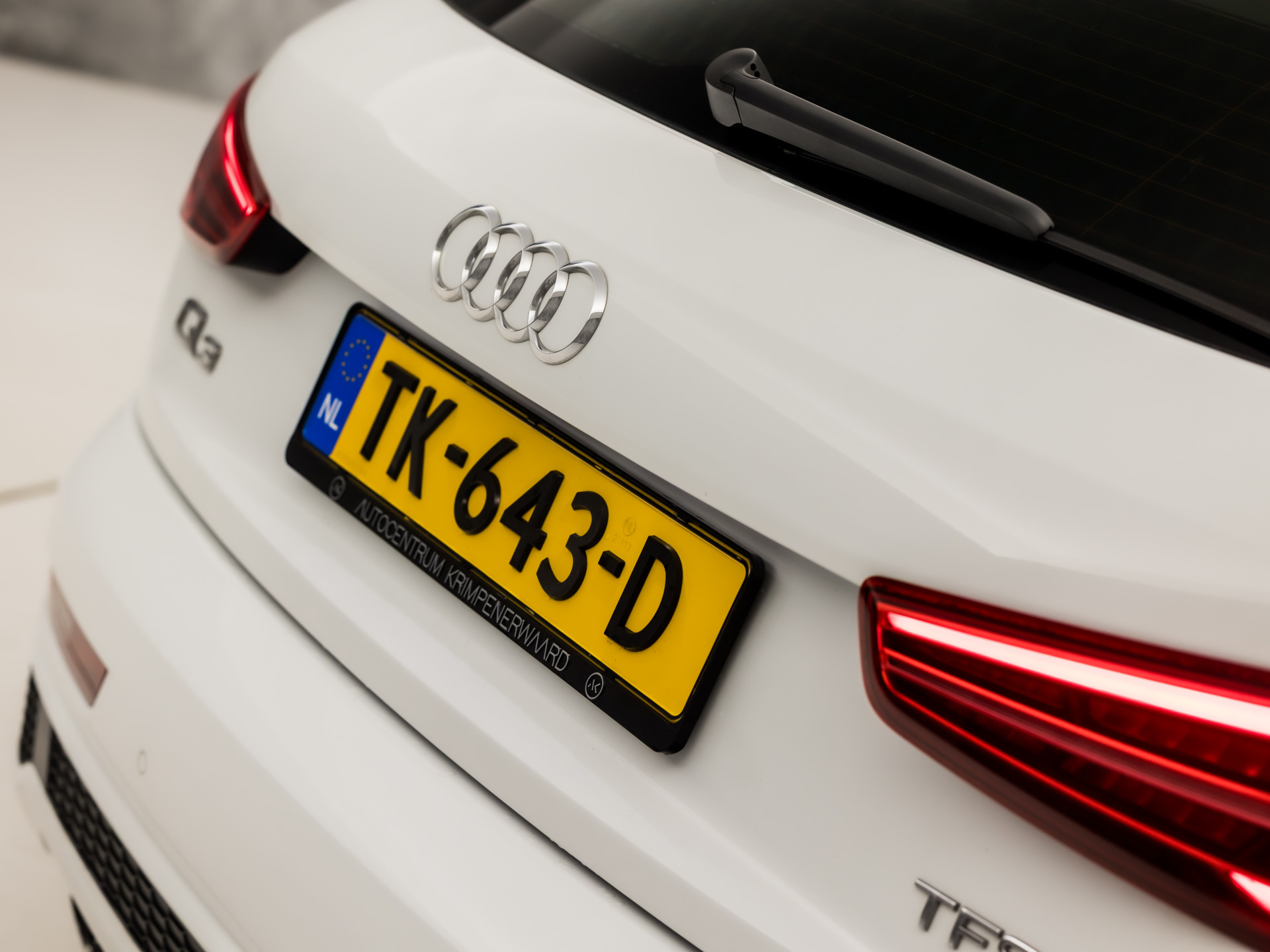 Audi Q3 1.4 TFSI S-Line Sport 150Pk Automaat (2X S-LINE, NAVIGATIE, LEDER, STOELVERWARMING, SPORTSTOELEN, GETINT GLAS, TREKHAAK, NIEUWE APK, NIEUWSTAAT)