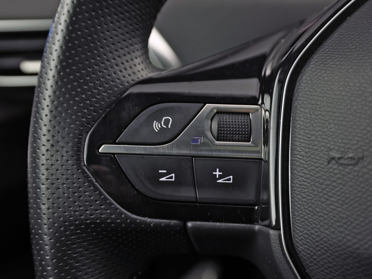 Peugeot 3008 1.2 PureTech GT Line (PANORAMADAK, APPLE CARPLAY, GROOT NAVI, LEDER, STOELVERWARMING, SPORTSTOELEN, GETINT GLAS, KEYLESS, NIEUWSTAAT)