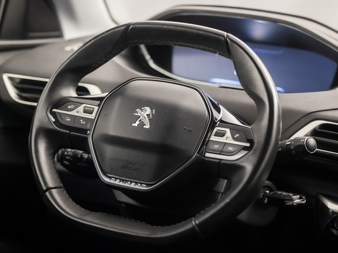 Peugeot 3008 1.2 PureTech Allure Sport (APPLE CARPLAY, GROOT NAVI, 360 CAMERA, DRIVE MODE, GETINT GLAS, SPORTSTOELEN, LEDER, TREKHAAK, CRUISE, NIEUWSTAAT)