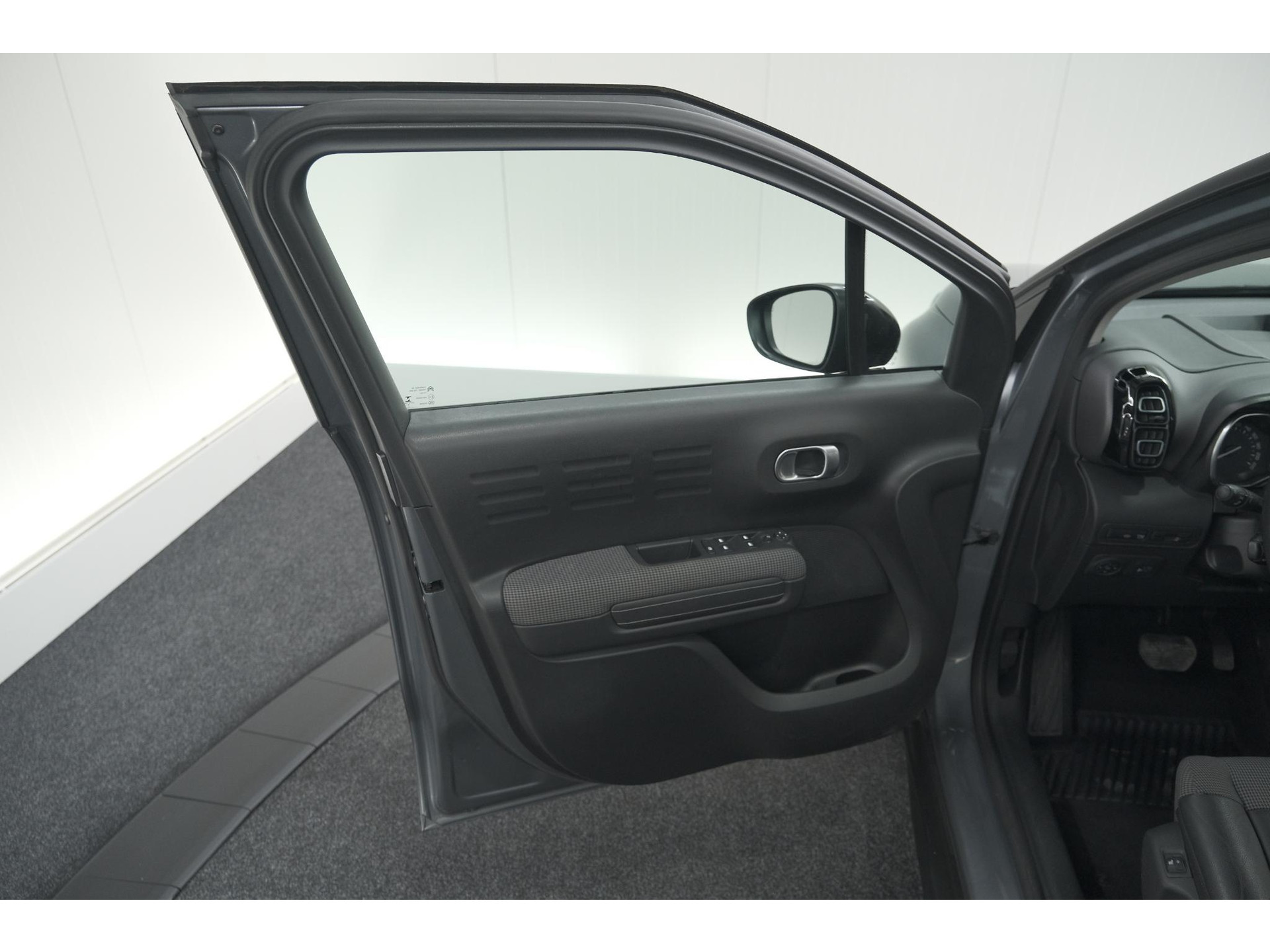 Citroen C3 Aircross PureTech 110 EAT6 Shine | Trekhaak | Panoramadak | Head-Up Display | Camera | Navigatie