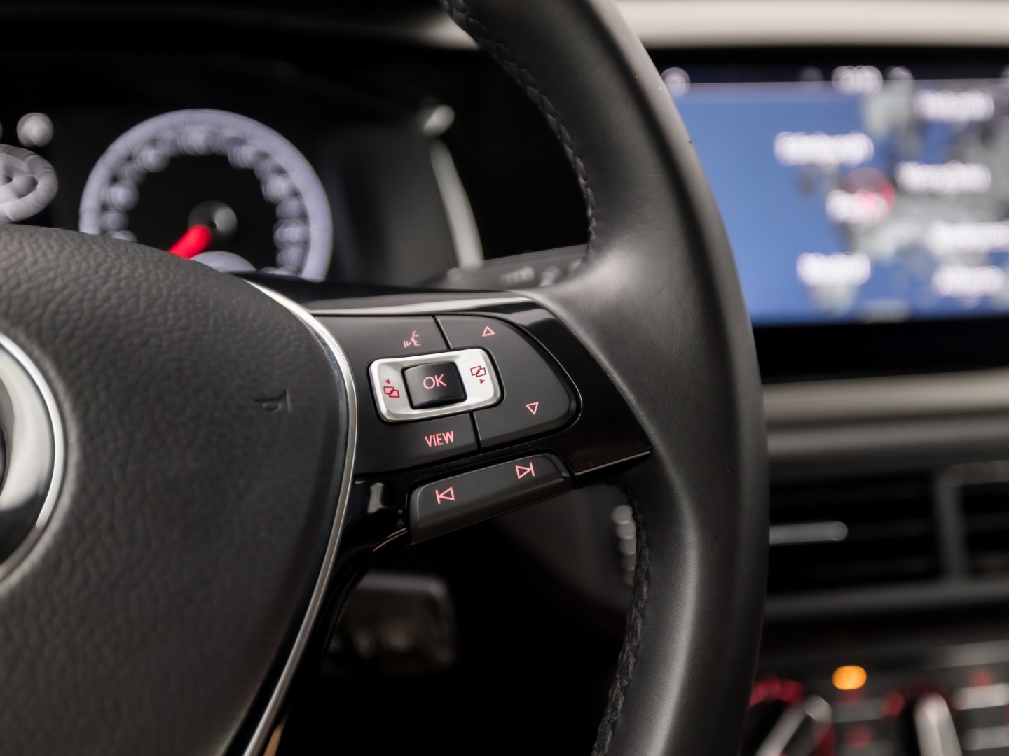 Volkswagen Polo 1.0 TSI Sportline (APPLE CARPLAY, GROOT NAVI, GETINT GLAS, LM VELGEN, SPORTSTOELEN, ADAPTIVE CRUISE, NIEUWSTAAT)