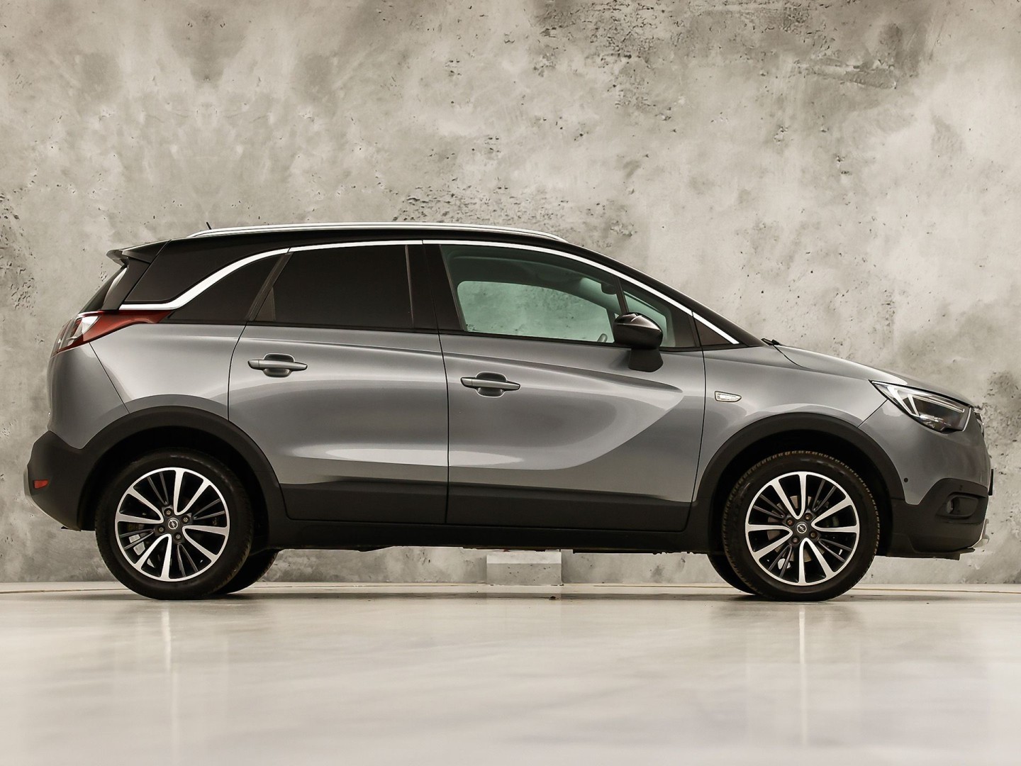 Opel Crossland X 1.2 Turbo Innovation Sport Automaat (APPLE CARPLAY, GROOT NAVI, CLIMATE, STUUR/STOELVERWARMING, SPORTSTOELEN, LEDER, GETINT GLAS, PARKEERSENSOREN, NIEUWSTAAT)