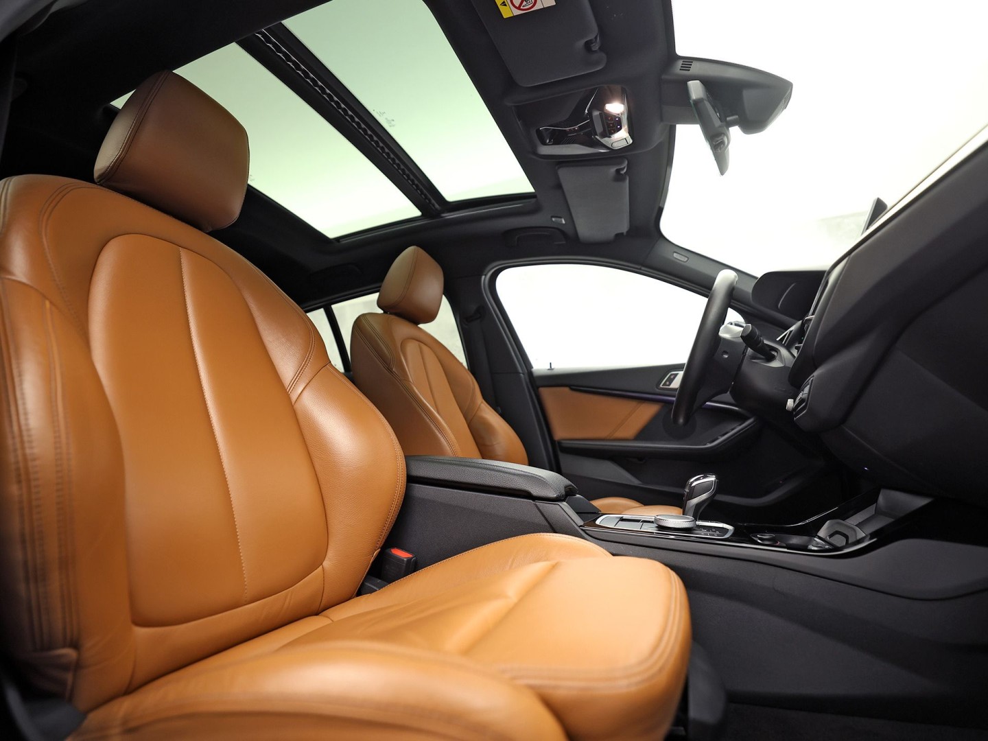 BMW 1 Serie 118i M Sport Automaat (PANORAMADAK, M PAKKET, DEALER ONDERHOUDEN, STUUR/STOELVERWARMING, CAMERA, BRUIN LEDER, SPOILER, BLACK PACK, SFEERVERLICHTING, NIEUWSTAAT)