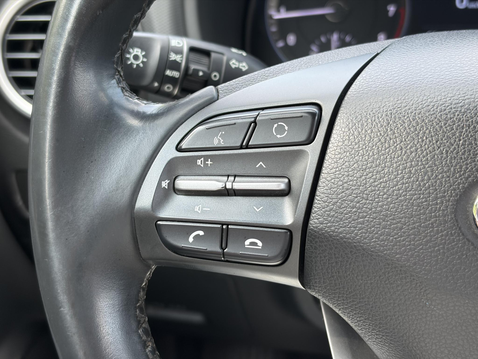 Hyundai Kona 1.0T Essence 2e Eigenaar,Trekhaak,Camera,Carplay,Navi,Clima,Cruise,6 Bak,N.A.P,120pk,Lm velgen,Rijstrooksensor,Pdc,Apk tot 03-2027