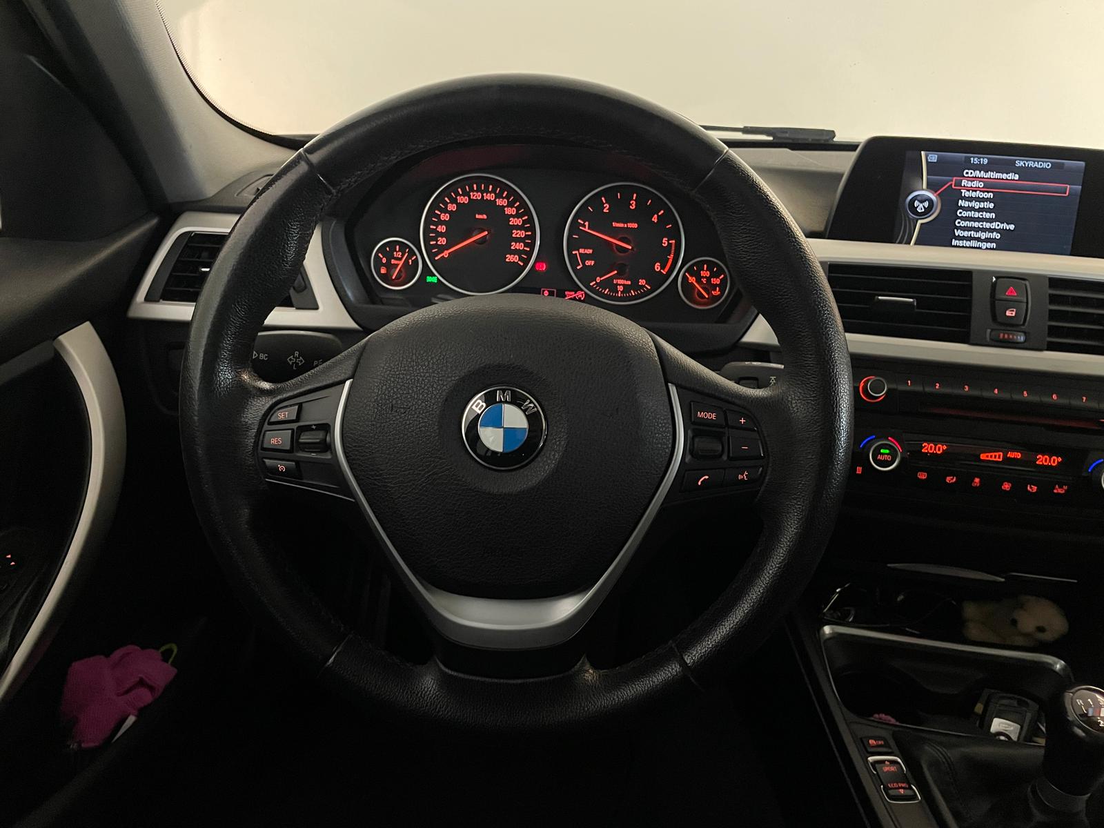 BMW 3-serie Touring 318d xDrive Executive PANORAMADAK AIRCO NAVI CRUISE BLUEOOTH ELEK RAMEN CENT VERG KEURIGE AUTO