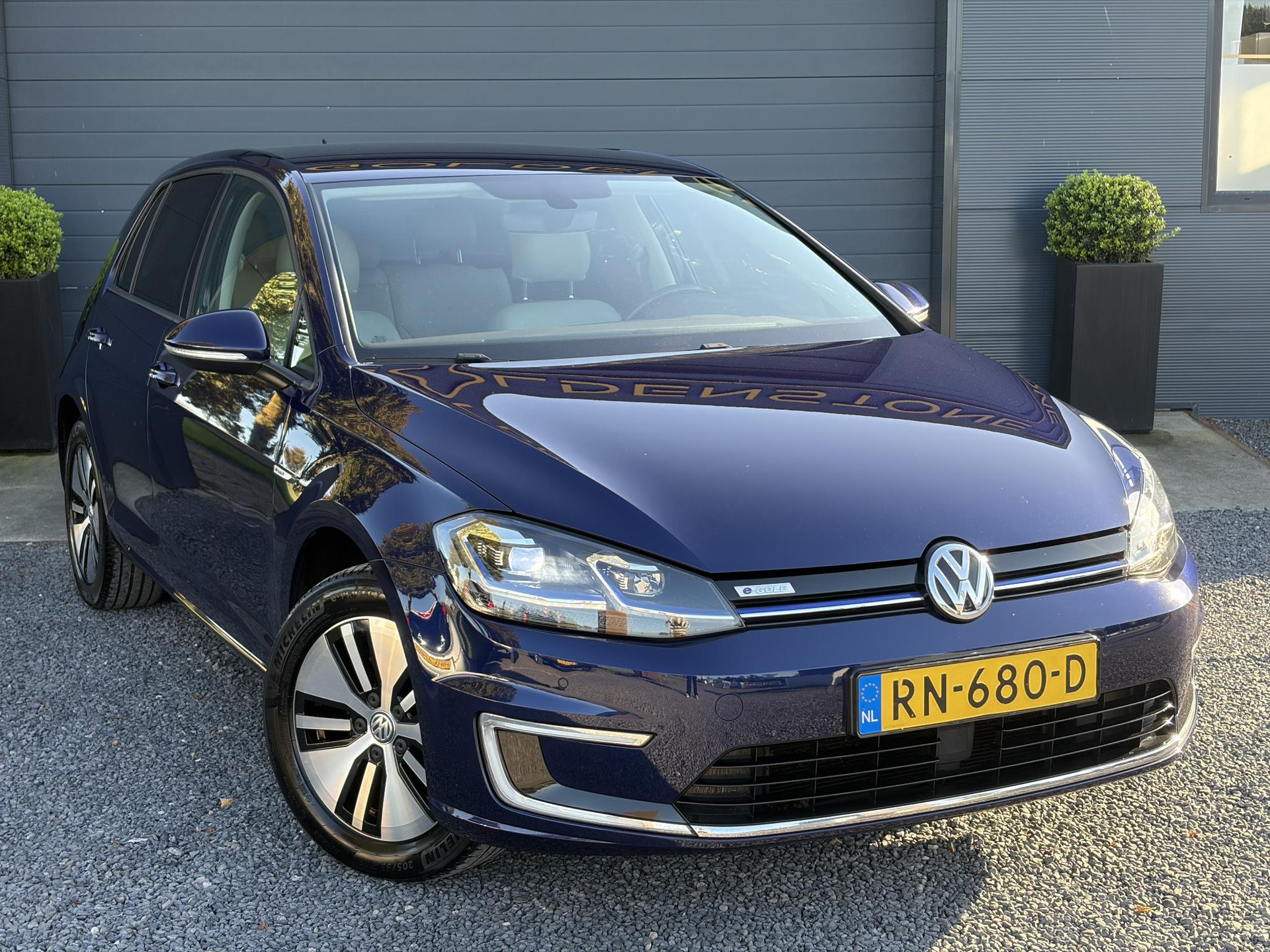 Volkswagen e-Golf e-Golf ✓SOH 88.57%✓Carplay✓Navi✓Leder✓Clima✓Cruise✓Pdc V+A✓LED✓16'' Lm velgen✓N.A.P✓Apk tot 02-2027