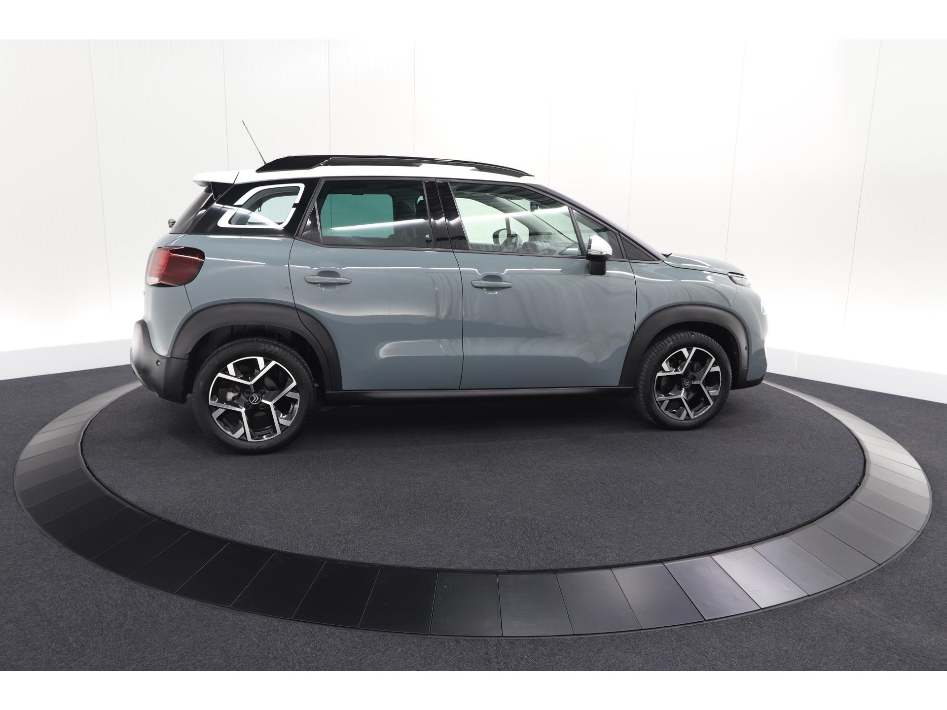 Citroen C3 Aircross PureTech 130 EAT6 Shine | Schuif-/Kanteldak | Camera | Dodehoekdetectie | Head-Up Display