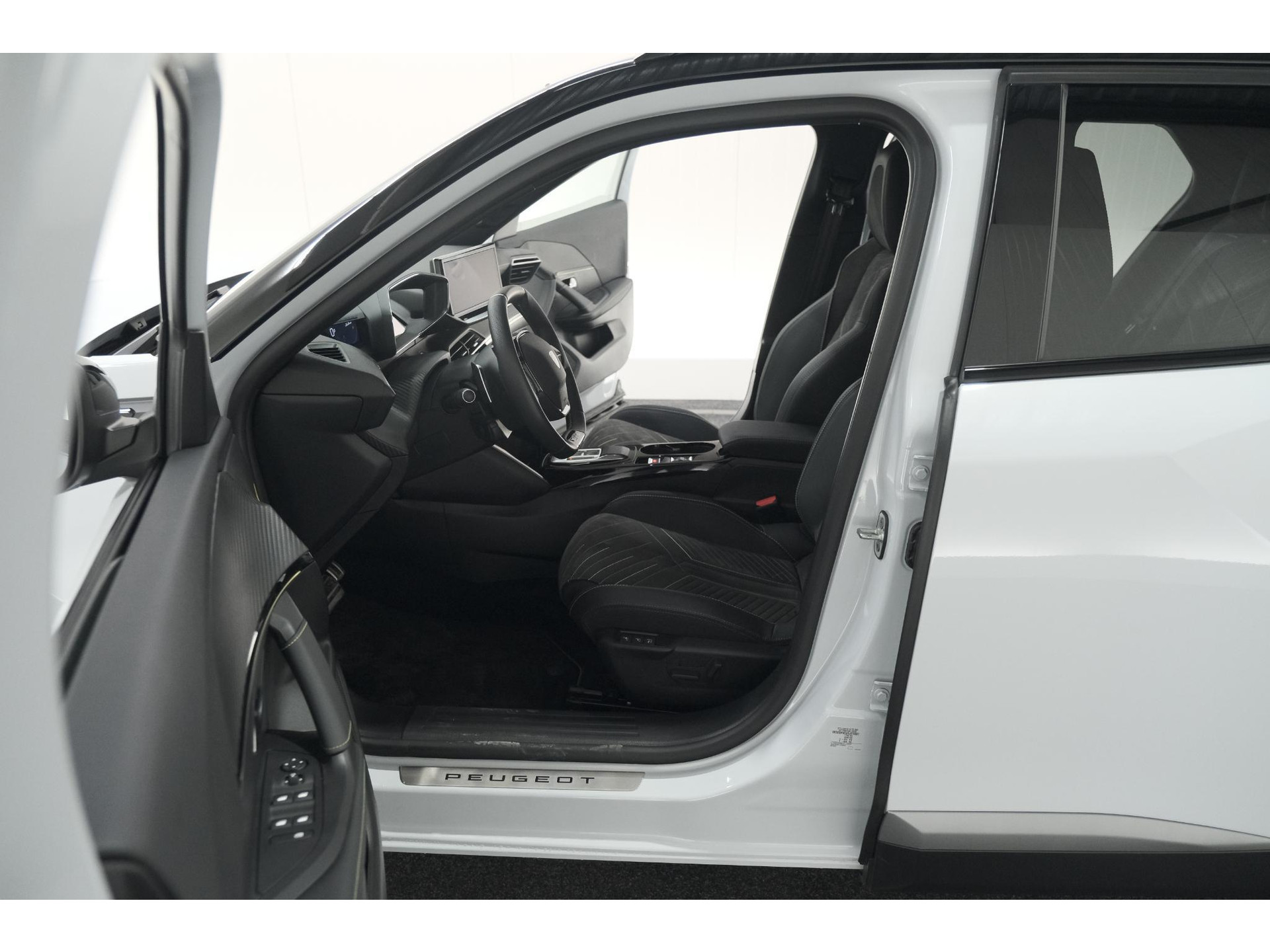 Peugeot 2008 PureTech 130 EAT8 GT | 360 Camera | Stoelmassage | Adaptieve Cruise Control | Dodehoekdetectie