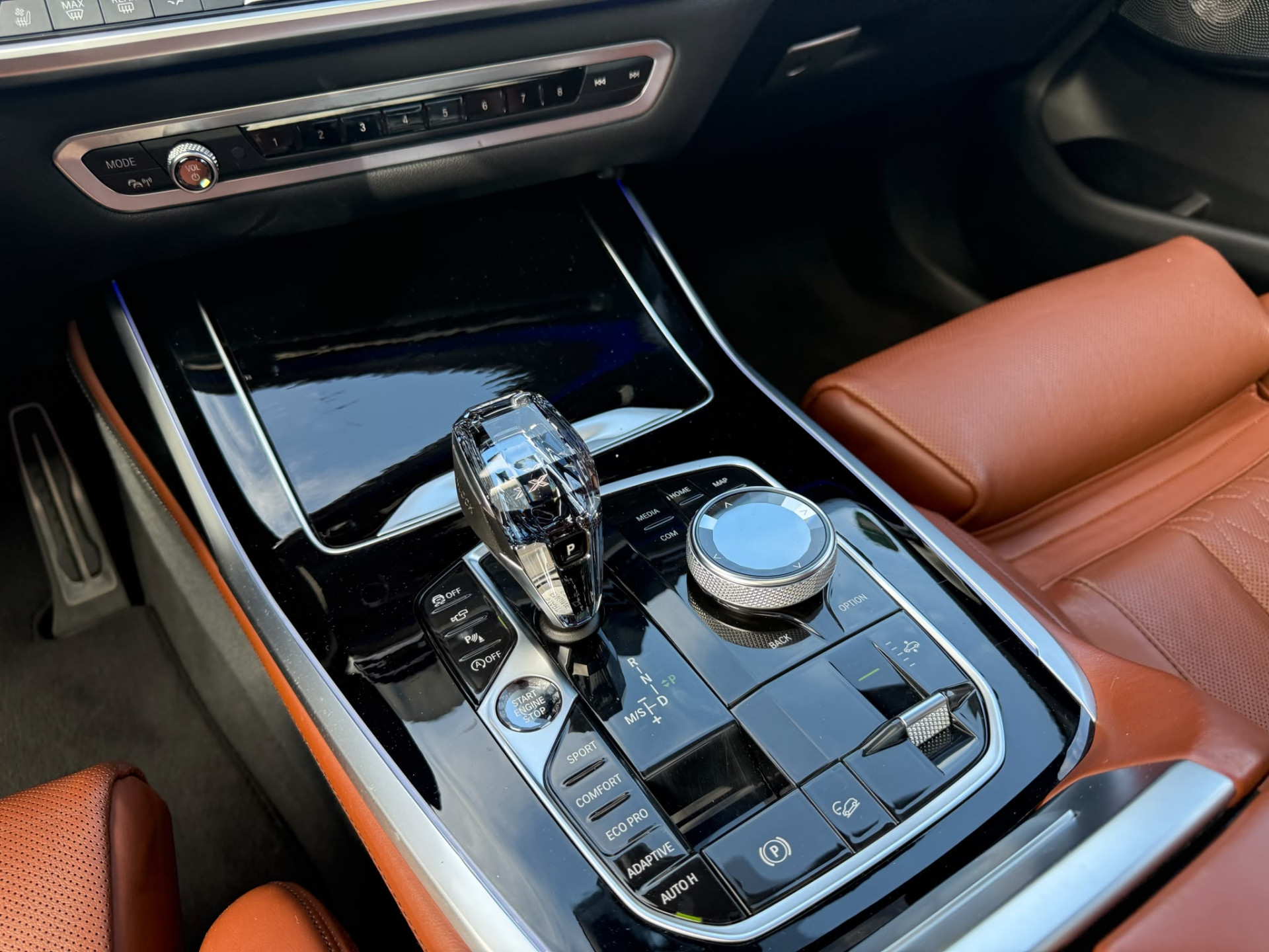 BMW X7 xDrive40i 6p. | 2E EIGENAAR | 3/6/12MND GARANTIE| M-SPORT |PANO | LASER | LED | B&W | MASSAGE | CARPLAY | TREKHAAK | DAB | BOMVOL |
