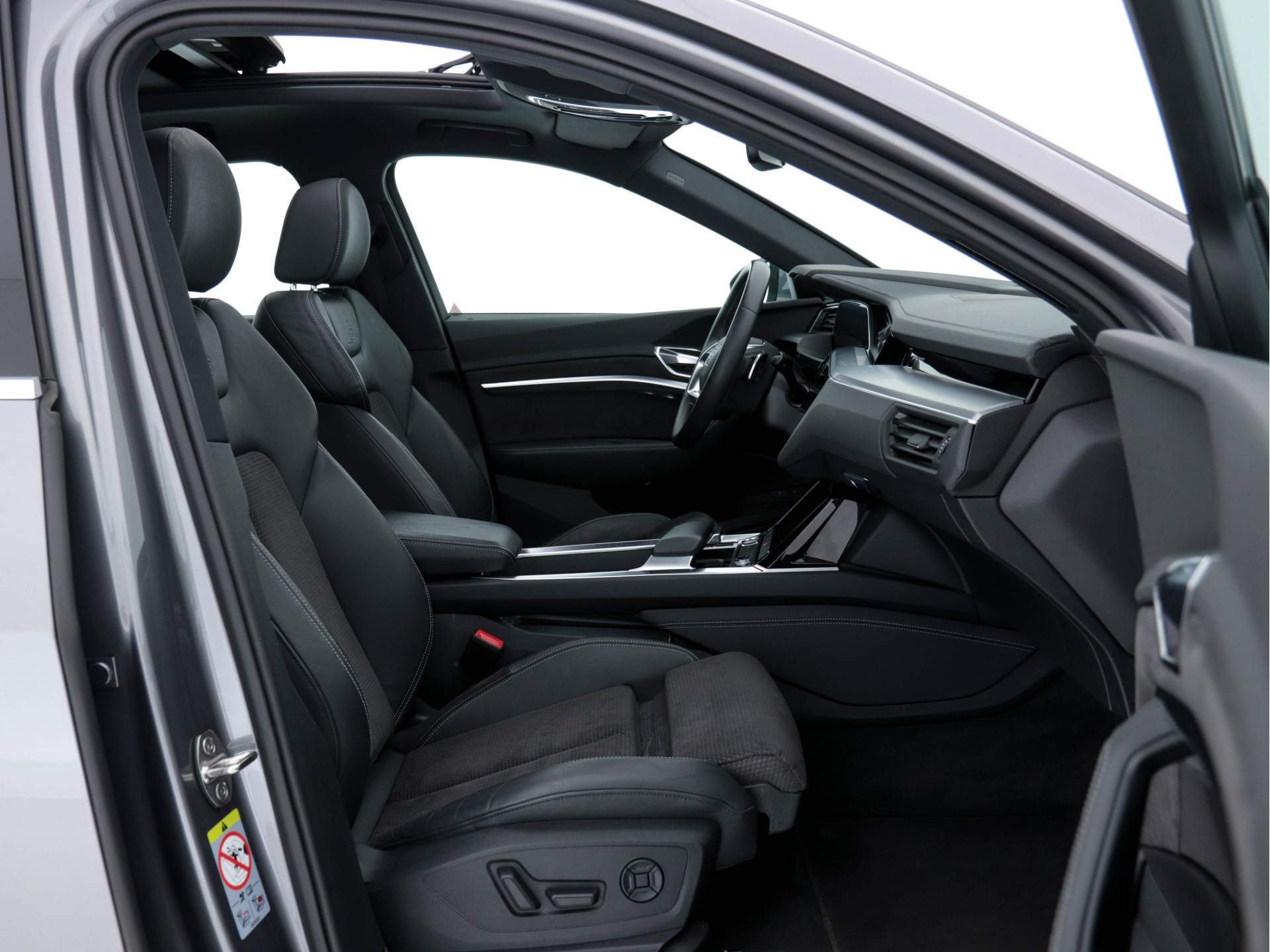 Audi e-tron 55 Quattro S-line 95 kWh [ 3-Fase ] (INCL-BTW) *PANO | FULL-LED | NAVI-FULLMAP | KEYLESS | LEATHER-ALCANTARA | AIR-SUSPENSION | CRUISE | DIGI-COCKPIT | MEMORY-PACK | SHIFT-PADDLES | HEATED-SPORTSEATS | 20"ALU*