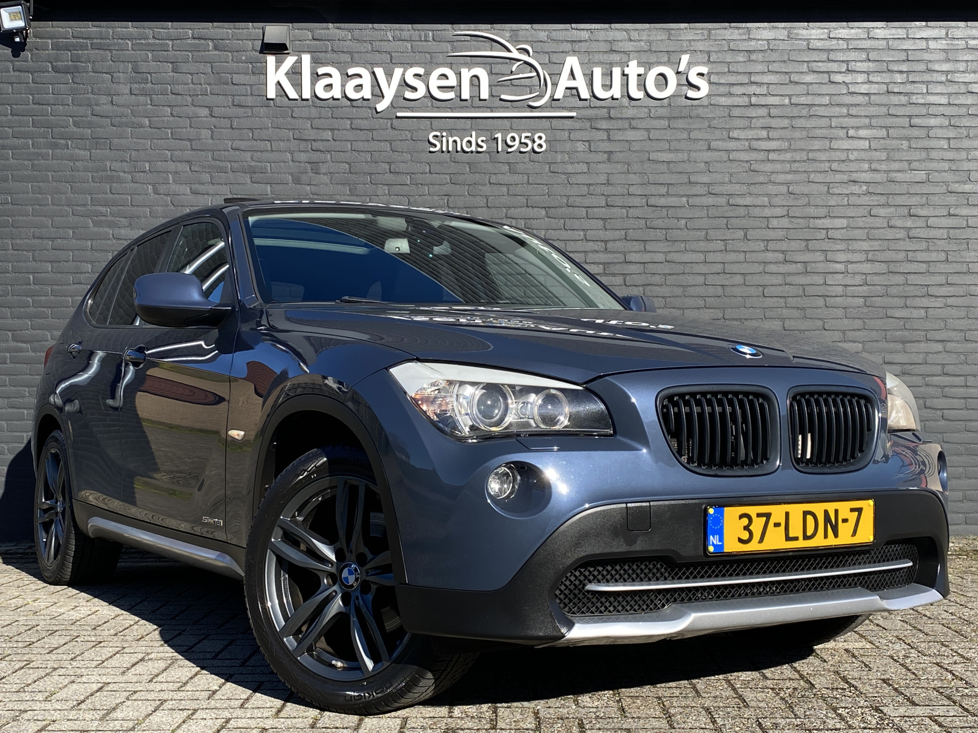 BMW X1 sDrive18i Executive AUT. | navigatie | panoramadak | sportstoelen | xenon verlichting | lichtmetalen velgen 18 inch