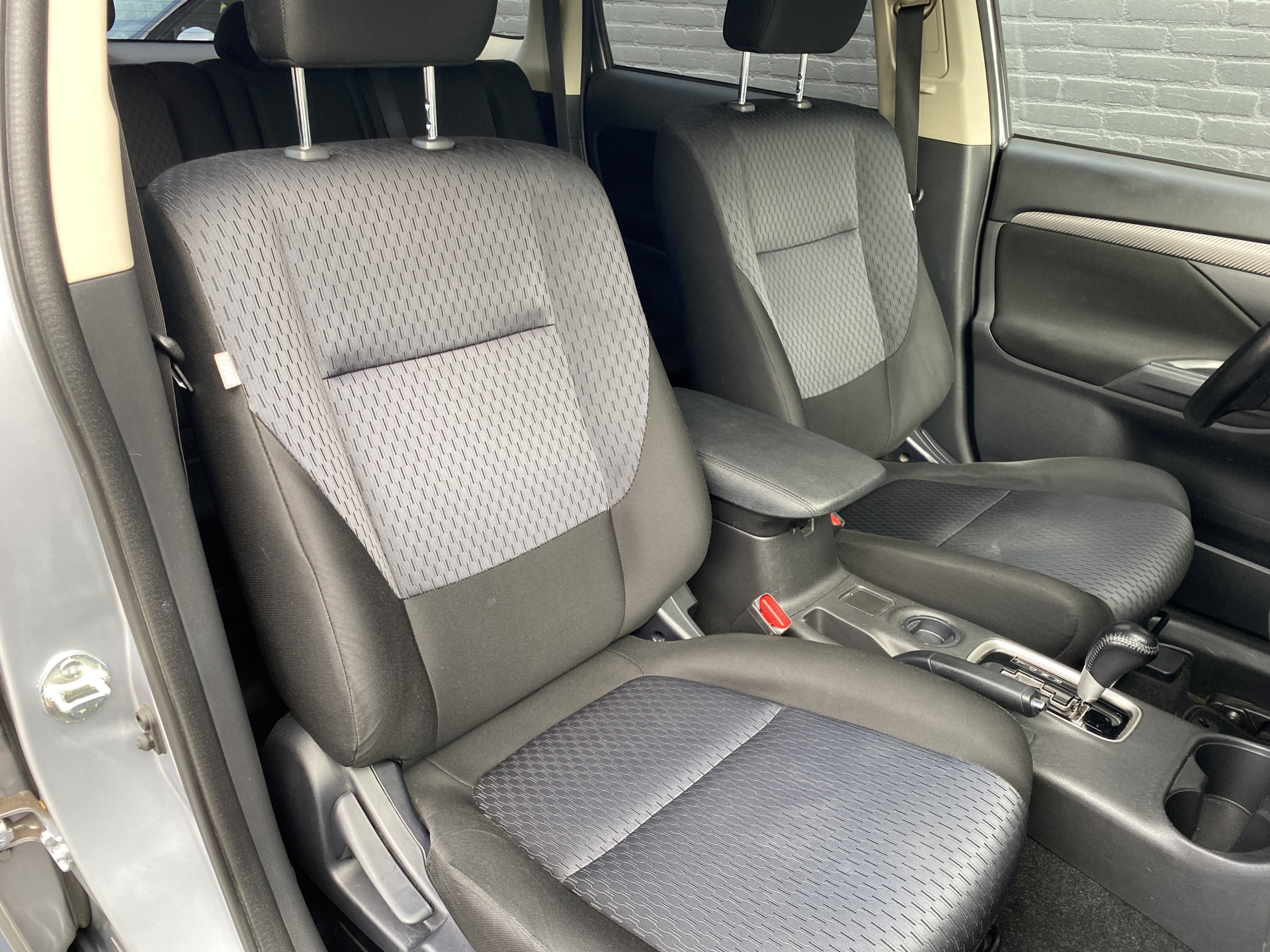 Mitsubishi Outlander 2.0 Intense 150 pk AUT. | dealer onderh. | lichtmetaal 18 inch | trekhaak | cruise control | apple carplay - android