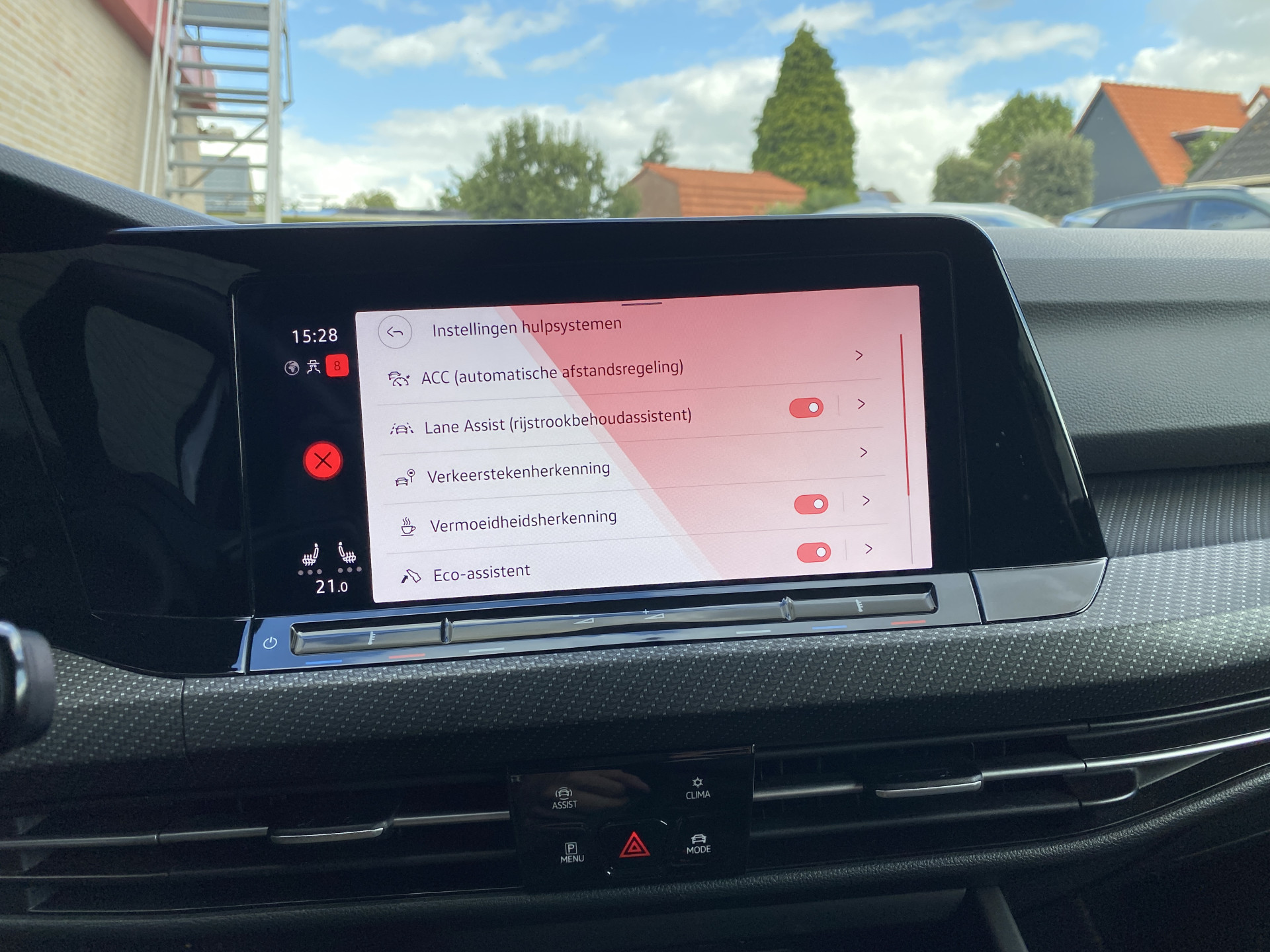 Volkswagen Golf 1.5 eTSI R-Line AUT. | dealer onderh. | panoramadak | stoel-/stuurverw. | keyless | trekhaak | carplay