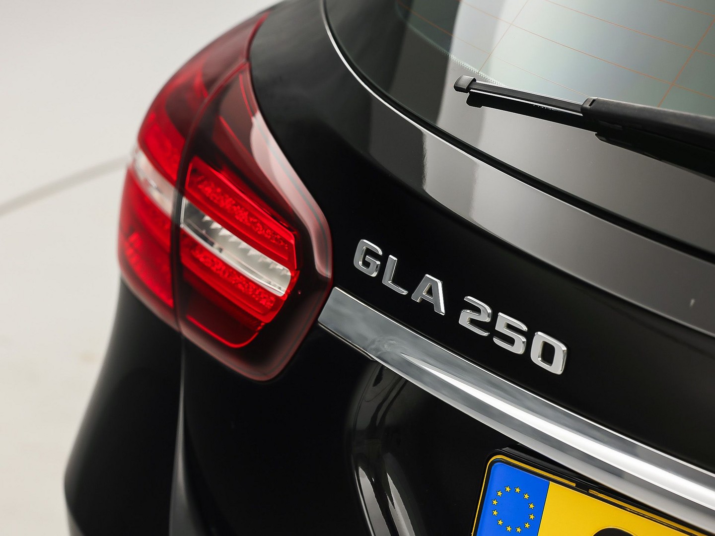 Mercedes-Benz GLA-klasse 250 4Matic Premium AMG Sport 211Pk Automaat (PANORAMADAK, MEMORY SEATS, GROOT NAVI, CAMERA, TREKHAAK, SPORTSTOELEN, GETINT GLAS, BRUIN LEDER, STOELVERWARMING, NIEUWSTAAT)