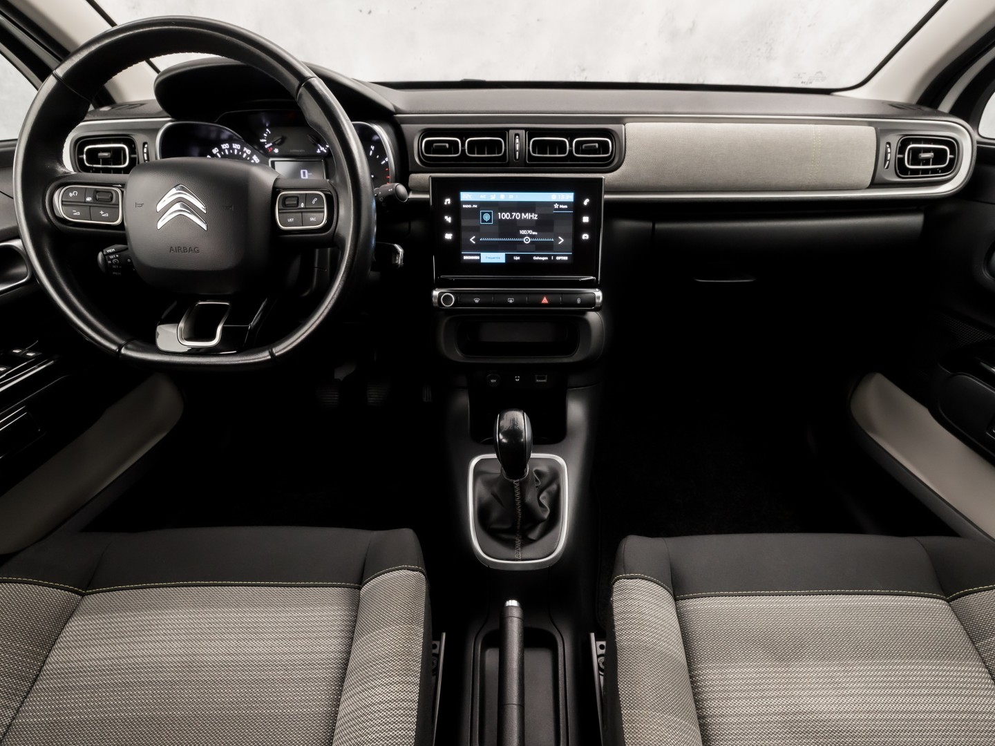 Citroën C3 1.2 PureTech S&S Shine Sport 110Pk (APPLE CARPLAY, GROOT NAVI, STOELVERWARMING, SPORTSTOELEN, CRUISE, LANE ASSIST, NIEUWSTAAT)