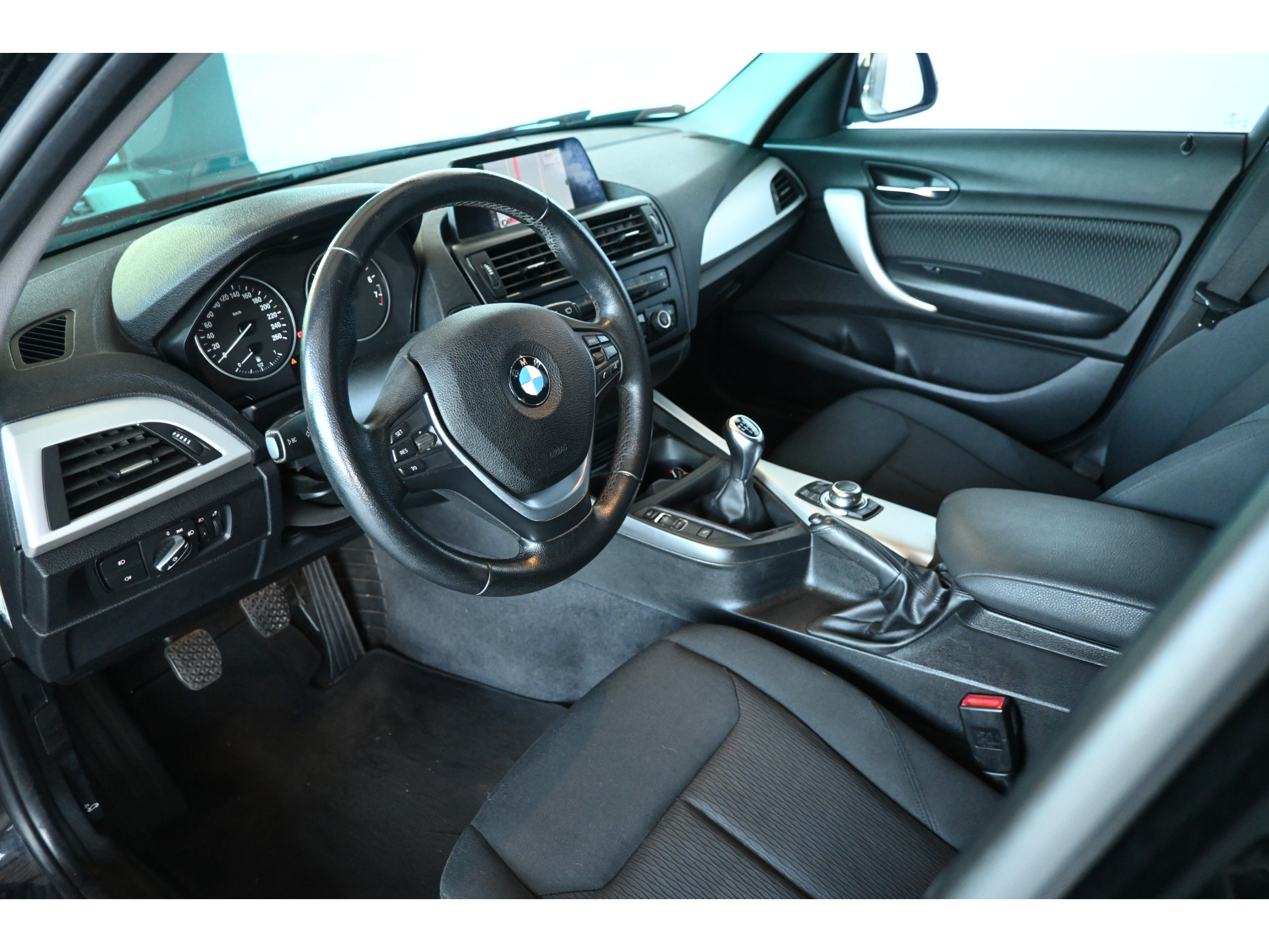 BMW 1-serie 116i Business+ Clima Cruise control Navigatie Xenon Stoelverwarming Inruil Mogelijk!